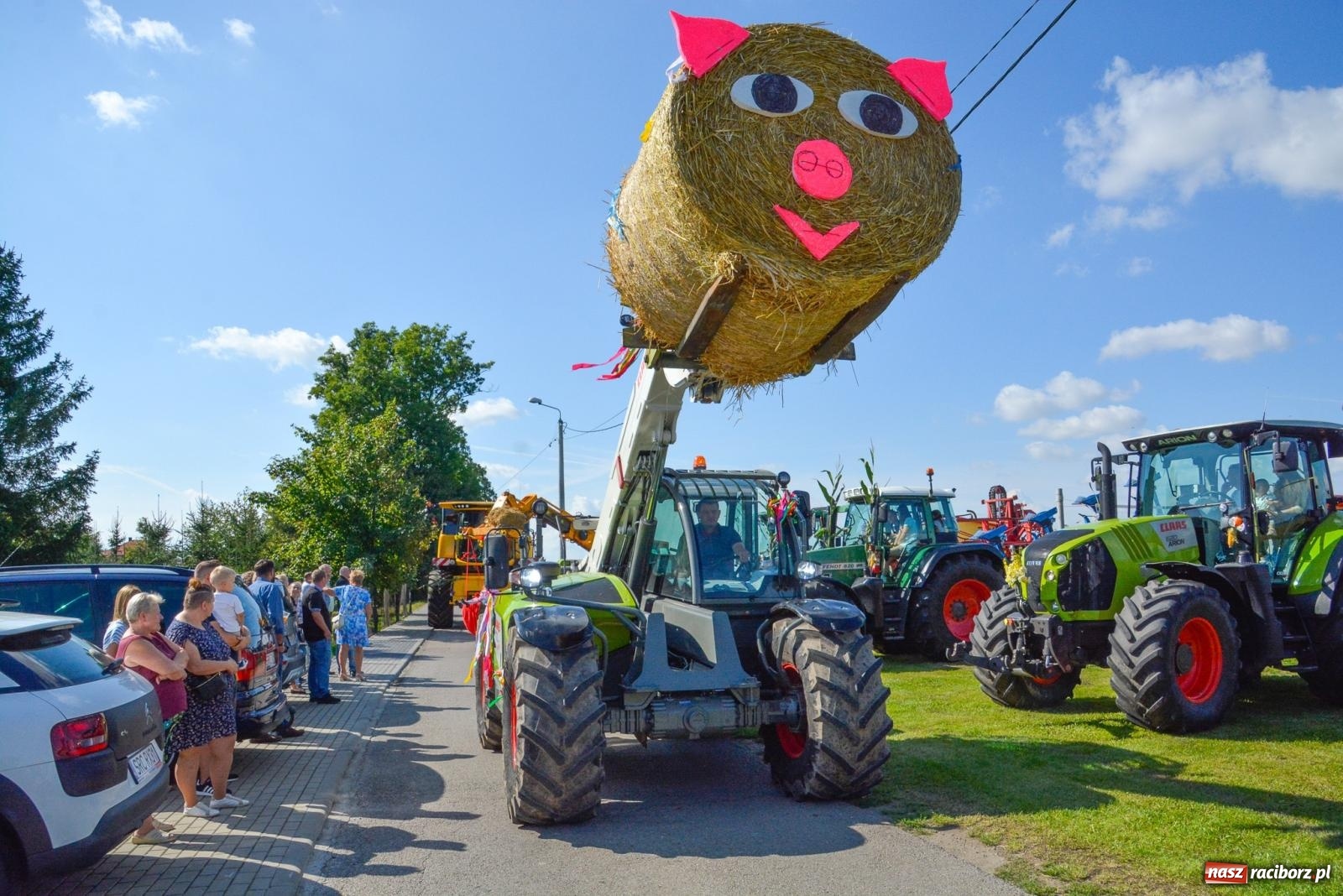 Zdjęcie w galerii na portalu naszraciborz.pl: Oldskul, mechanizacja i samolot. Dożynki w Rudyszwałdzie [FOTO i WIDEO] wiadomości z regionu