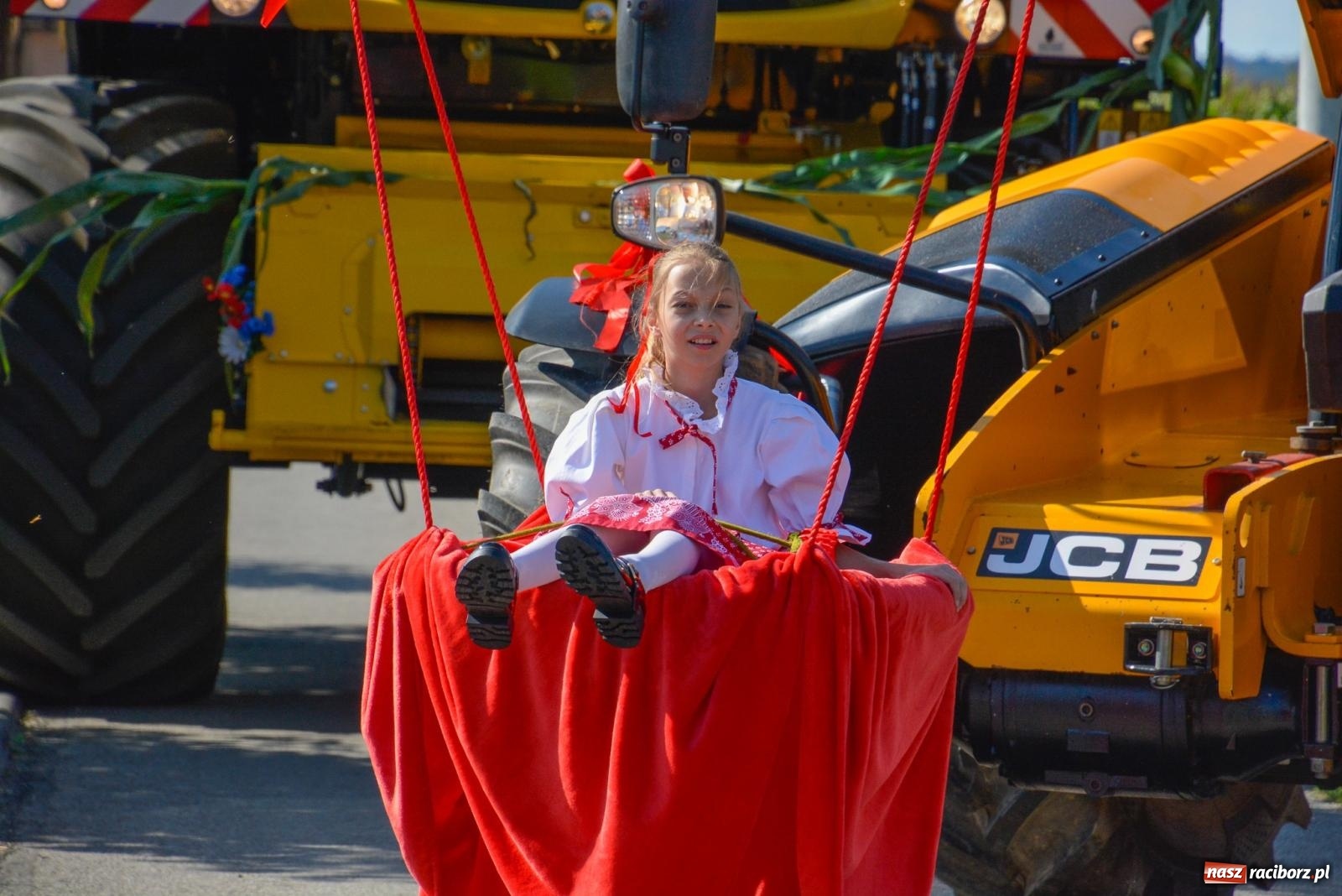 Zdjęcie w galerii na portalu naszraciborz.pl: Oldskul, mechanizacja i samolot. Dożynki w Rudyszwałdzie [FOTO i WIDEO] wiadomości z regionu
