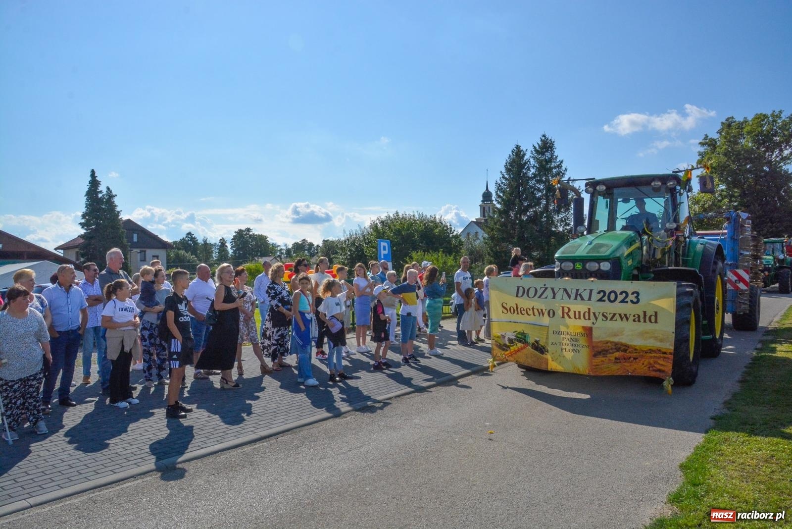 Zdjęcie w galerii na portalu naszraciborz.pl: Oldskul, mechanizacja i samolot. Dożynki w Rudyszwałdzie [FOTO i WIDEO] wiadomości z regionu
