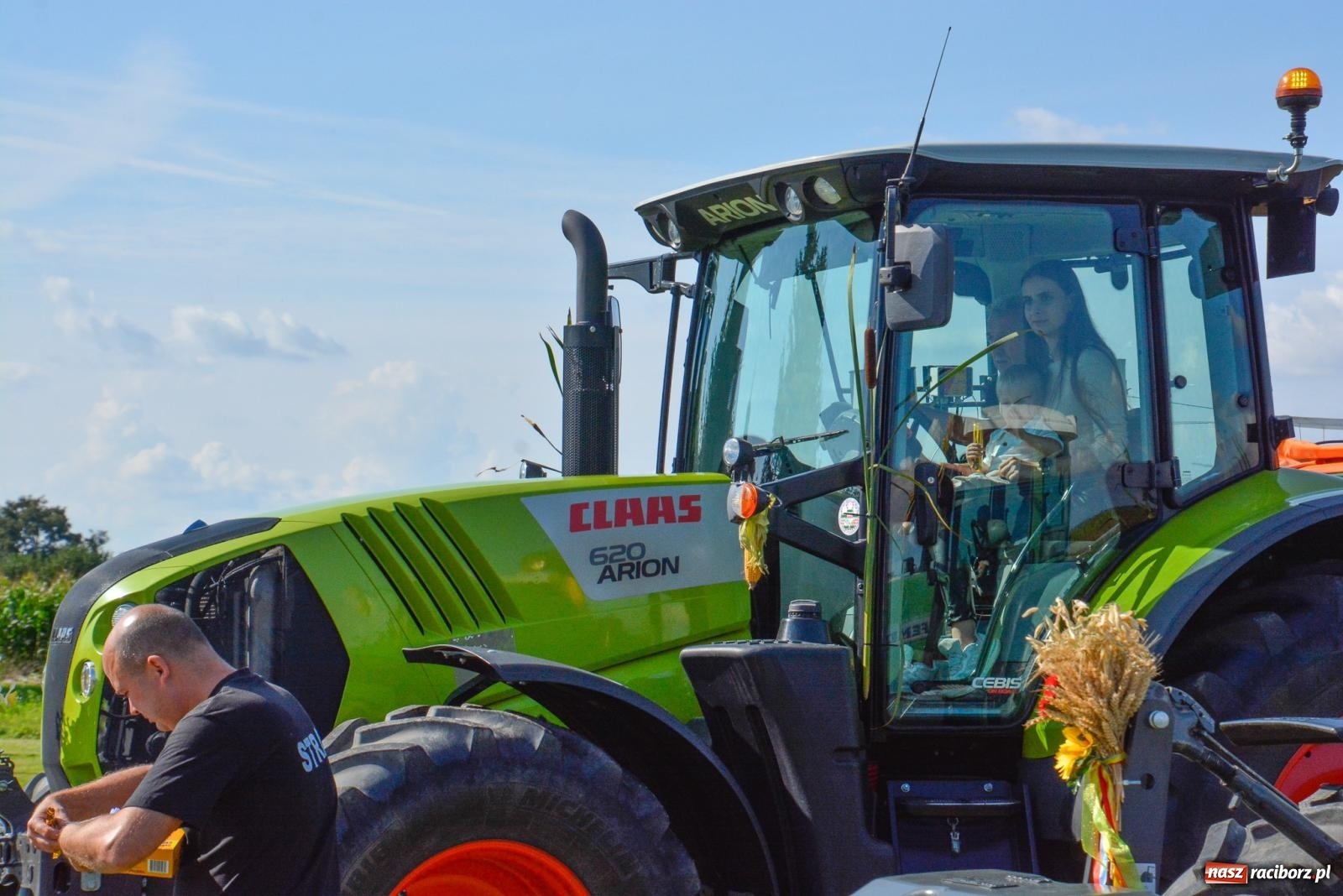 Zdjęcie w galerii na portalu naszraciborz.pl: Oldskul, mechanizacja i samolot. Dożynki w Rudyszwałdzie [FOTO i WIDEO] wiadomości z regionu
