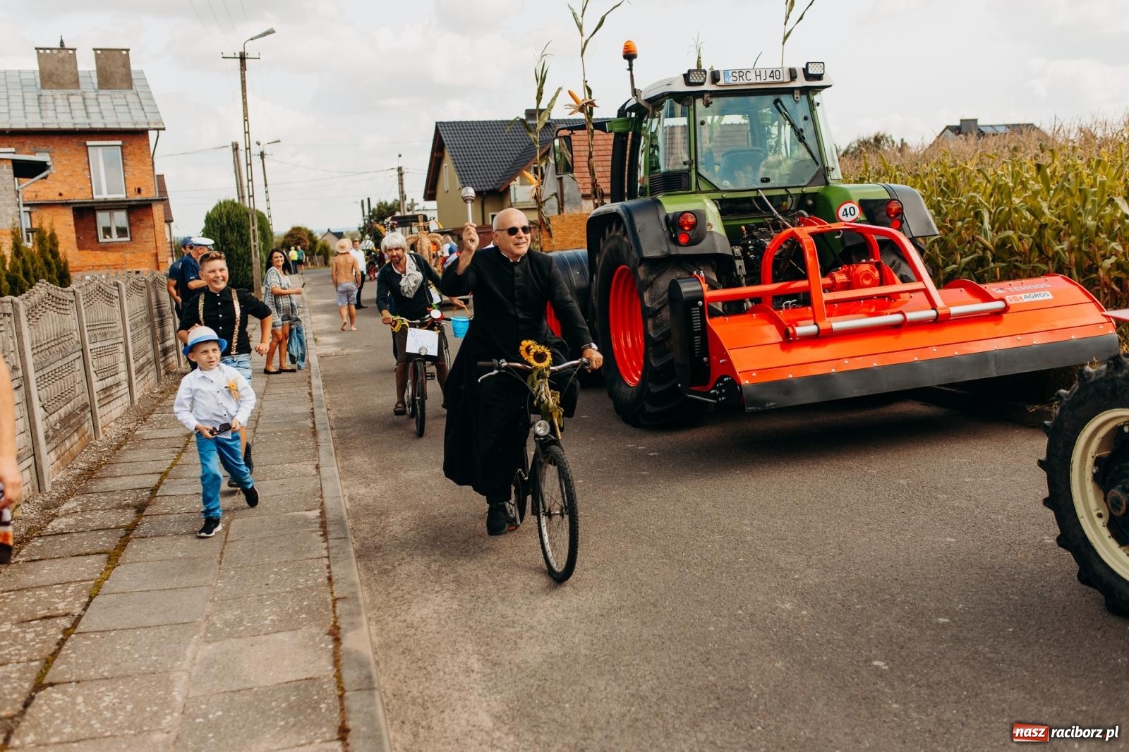 Zdjęcie w galerii na portalu naszraciborz.pl: Rolnik szuka żony, bo zebrał dobre plony. Dożynki w Sudole [FOTO i WIDEO] wiadomości z regionu