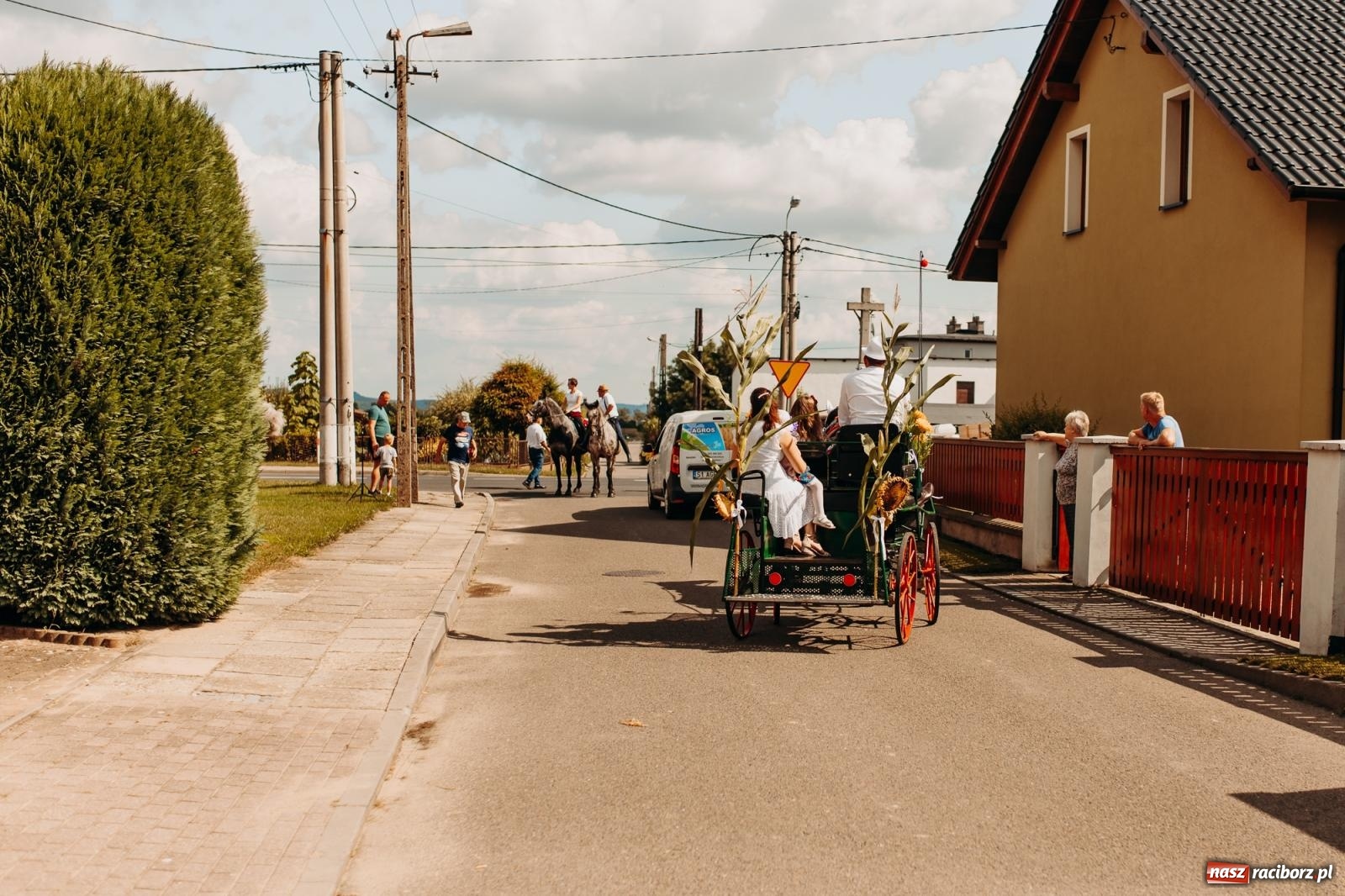 Zdjęcie w galerii na portalu naszraciborz.pl: Rolnik szuka żony, bo zebrał dobre plony. Dożynki w Sudole [FOTO i WIDEO] wiadomości z regionu