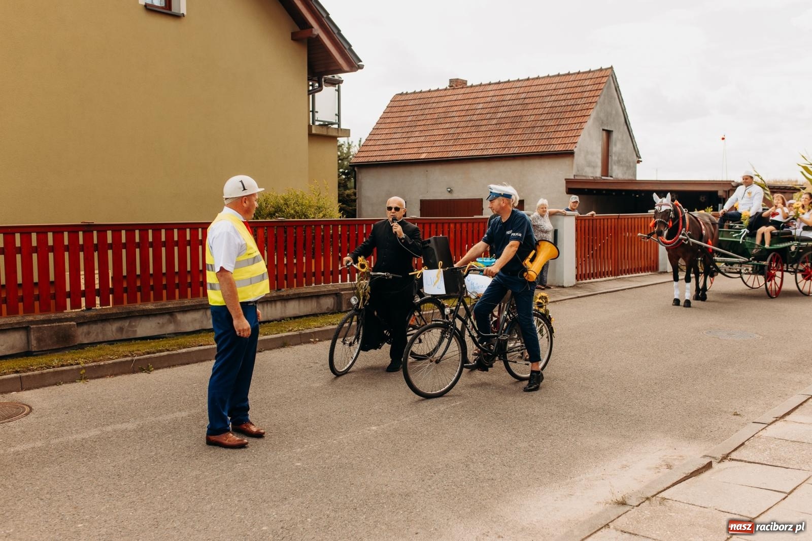 Zdjęcie w galerii na portalu naszraciborz.pl: Rolnik szuka żony, bo zebrał dobre plony. Dożynki w Sudole [FOTO i WIDEO] wiadomości z regionu