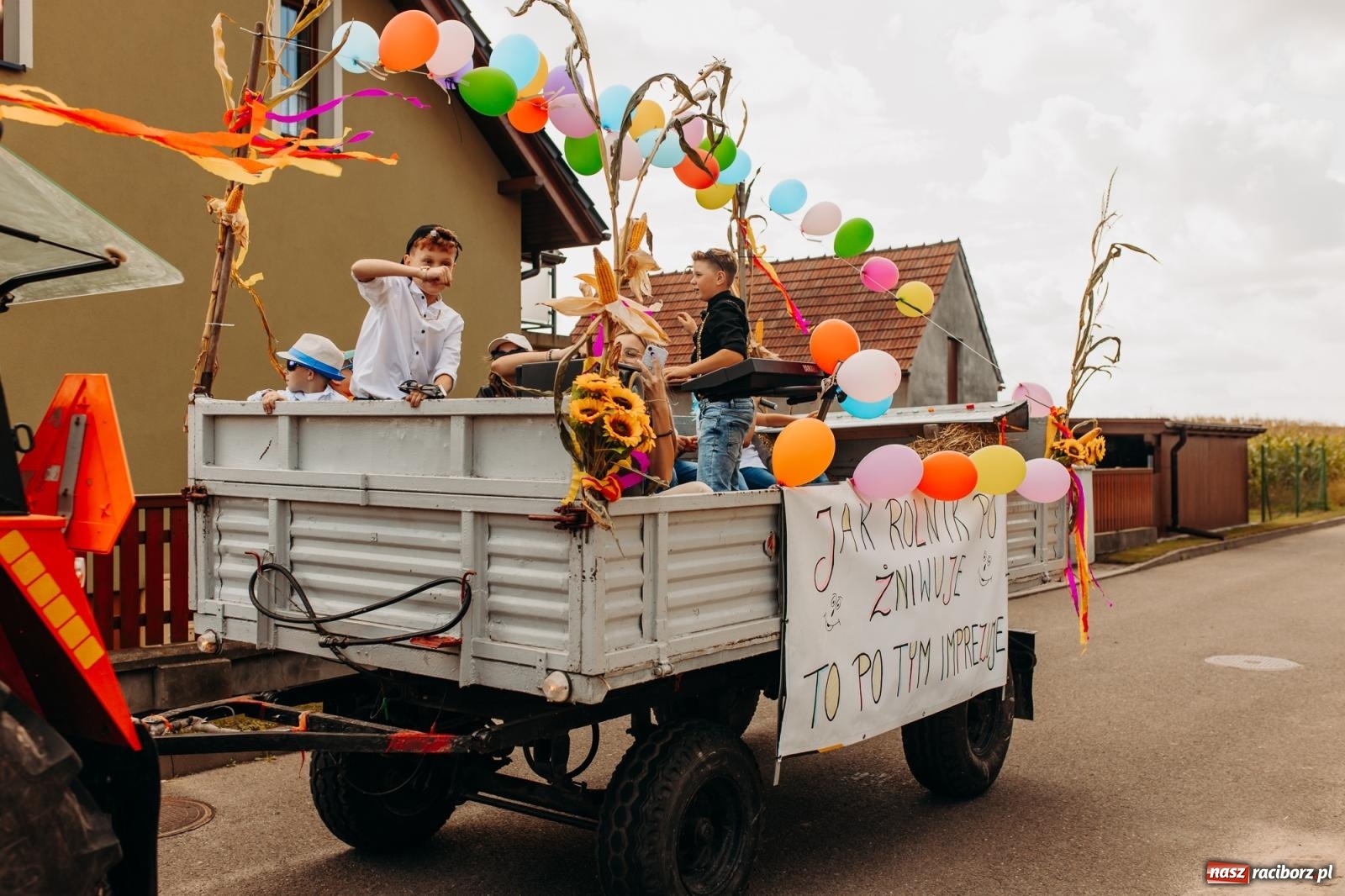 Zdjęcie w galerii na portalu naszraciborz.pl: Rolnik szuka żony, bo zebrał dobre plony. Dożynki w Sudole [FOTO i WIDEO] wiadomości z regionu