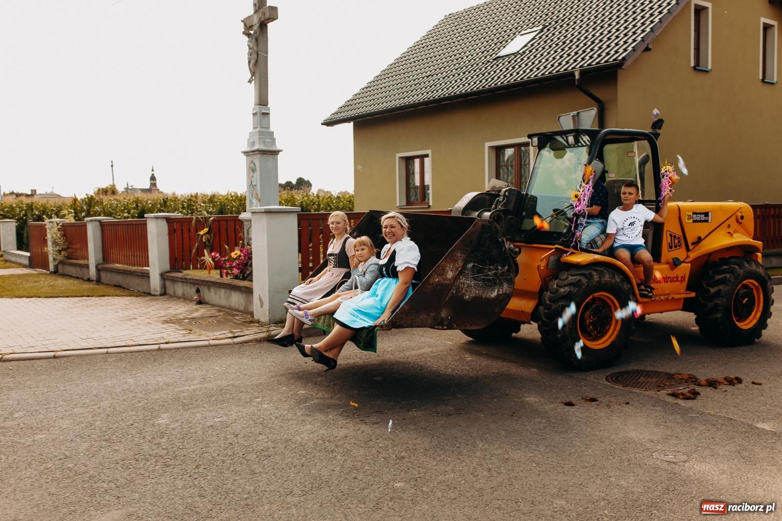 Zdjęcie w galerii na portalu naszraciborz.pl: Rolnik szuka żony, bo zebrał dobre plony. Dożynki w Sudole [FOTO i WIDEO] wiadomości z regionu