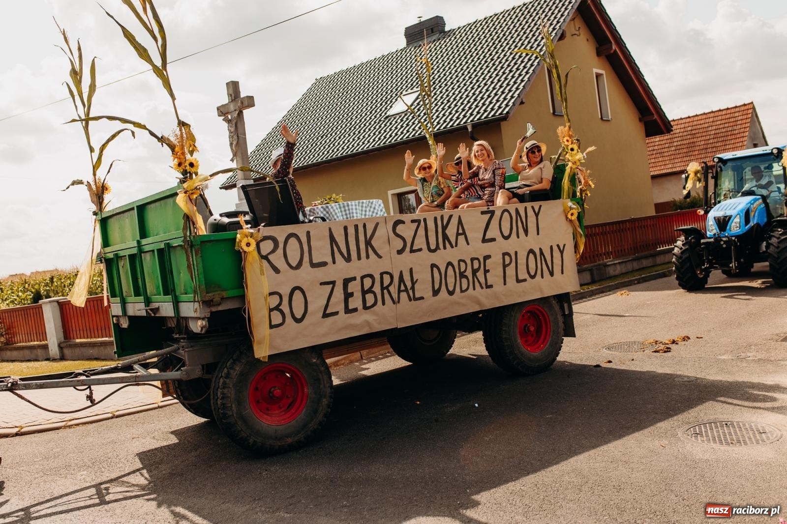 Zdjęcie w galerii na portalu naszraciborz.pl: Rolnik szuka żony, bo zebrał dobre plony. Dożynki w Sudole [FOTO i WIDEO] wiadomości z regionu