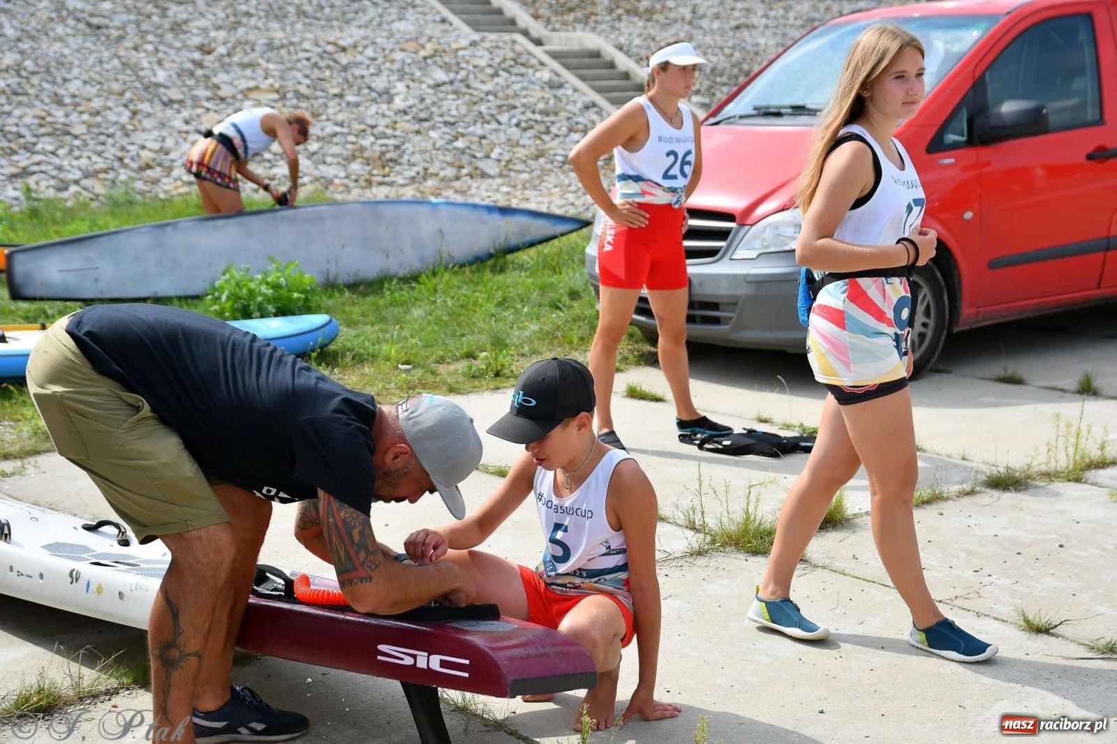 Zdjęcie w galerii na portalu naszraciborz.pl: Śmiałkowie pod zaporą. Najdłuższy dystans Odra Sup Cup 2023 [FOTO i WIDEO] wiadomości z regionu
