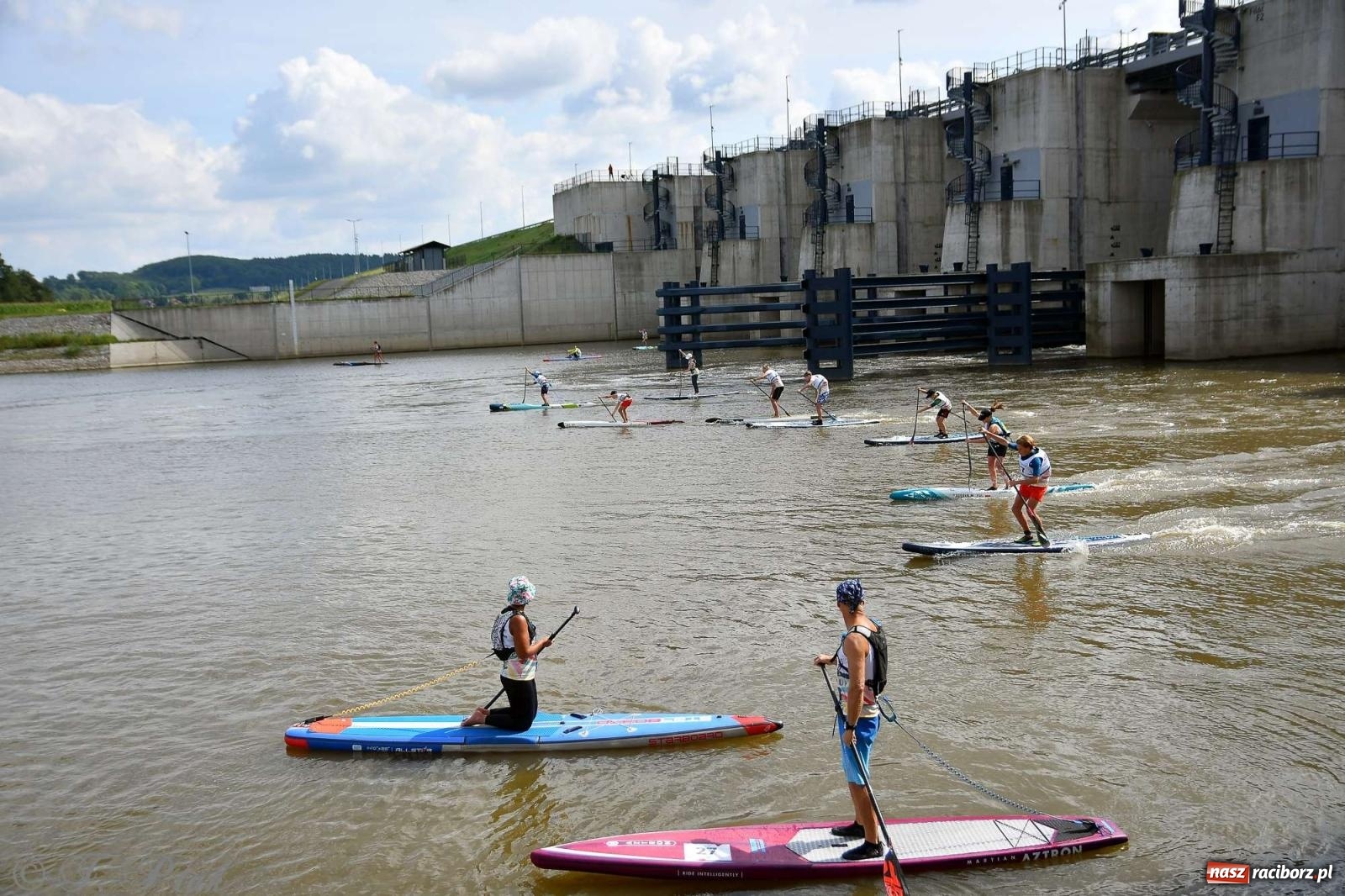Zdjęcie w galerii na portalu naszraciborz.pl: Śmiałkowie pod zaporą. Najdłuższy dystans Odra Sup Cup 2023 [FOTO i WIDEO] wiadomości z regionu