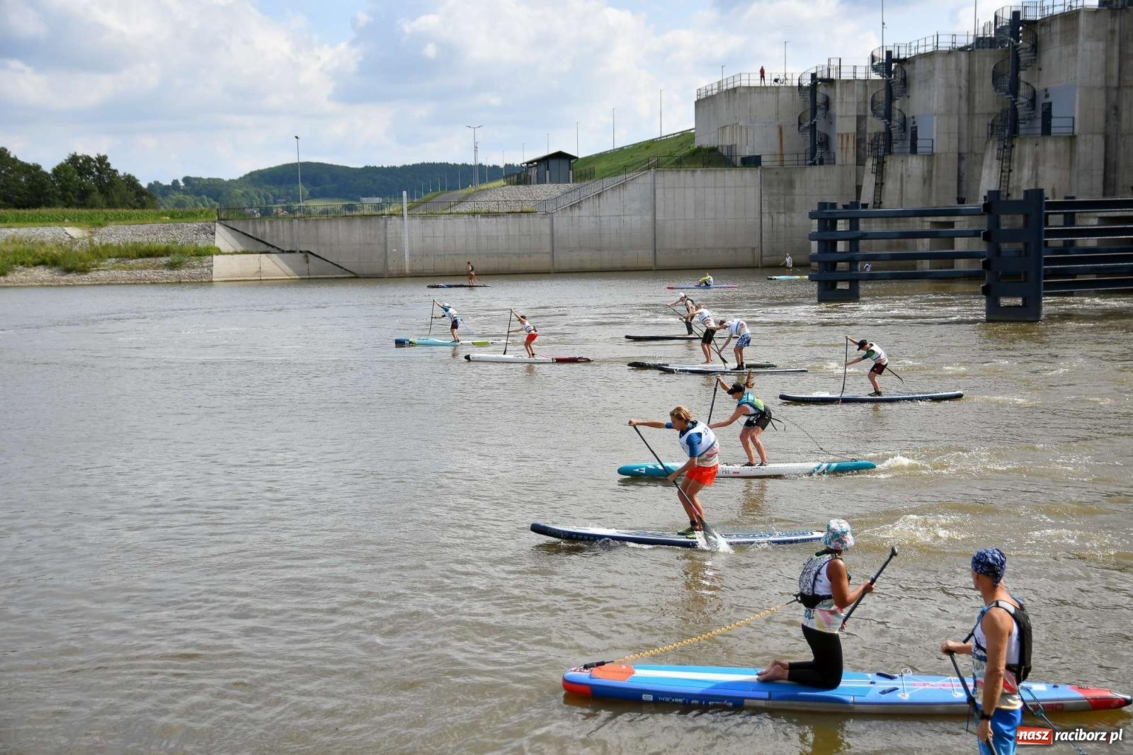 Zdjęcie w galerii na portalu naszraciborz.pl: Śmiałkowie pod zaporą. Najdłuższy dystans Odra Sup Cup 2023 [FOTO i WIDEO] wiadomości z regionu