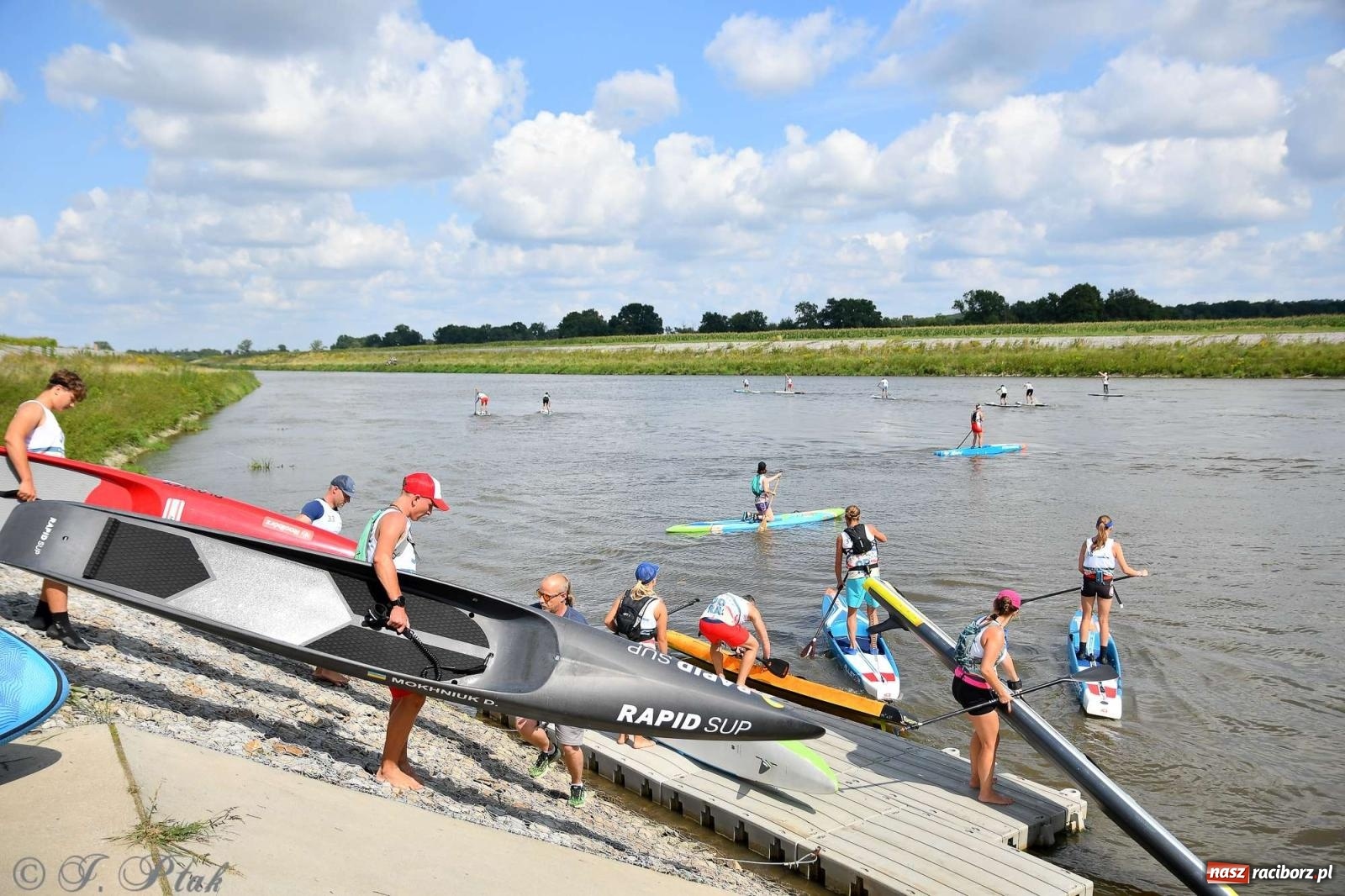 Zdjęcie w galerii na portalu naszraciborz.pl: Śmiałkowie pod zaporą. Najdłuższy dystans Odra Sup Cup 2023 [FOTO i WIDEO] wiadomości z regionu