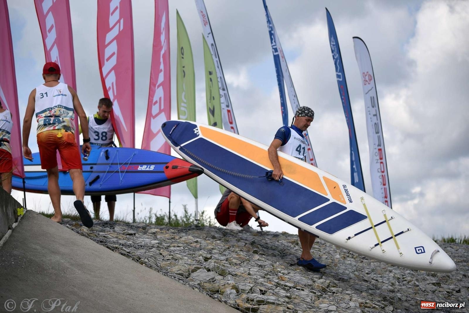 Zdjęcie w galerii na portalu naszraciborz.pl: Śmiałkowie pod zaporą. Najdłuższy dystans Odra Sup Cup 2023 [FOTO i WIDEO] wiadomości z regionu