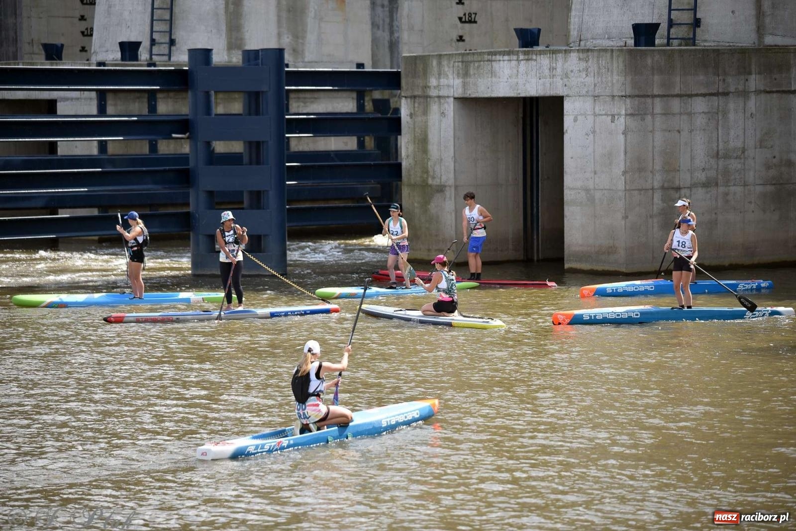 Zdjęcie w galerii na portalu naszraciborz.pl: Śmiałkowie pod zaporą. Najdłuższy dystans Odra Sup Cup 2023 [FOTO i WIDEO] wiadomości z regionu