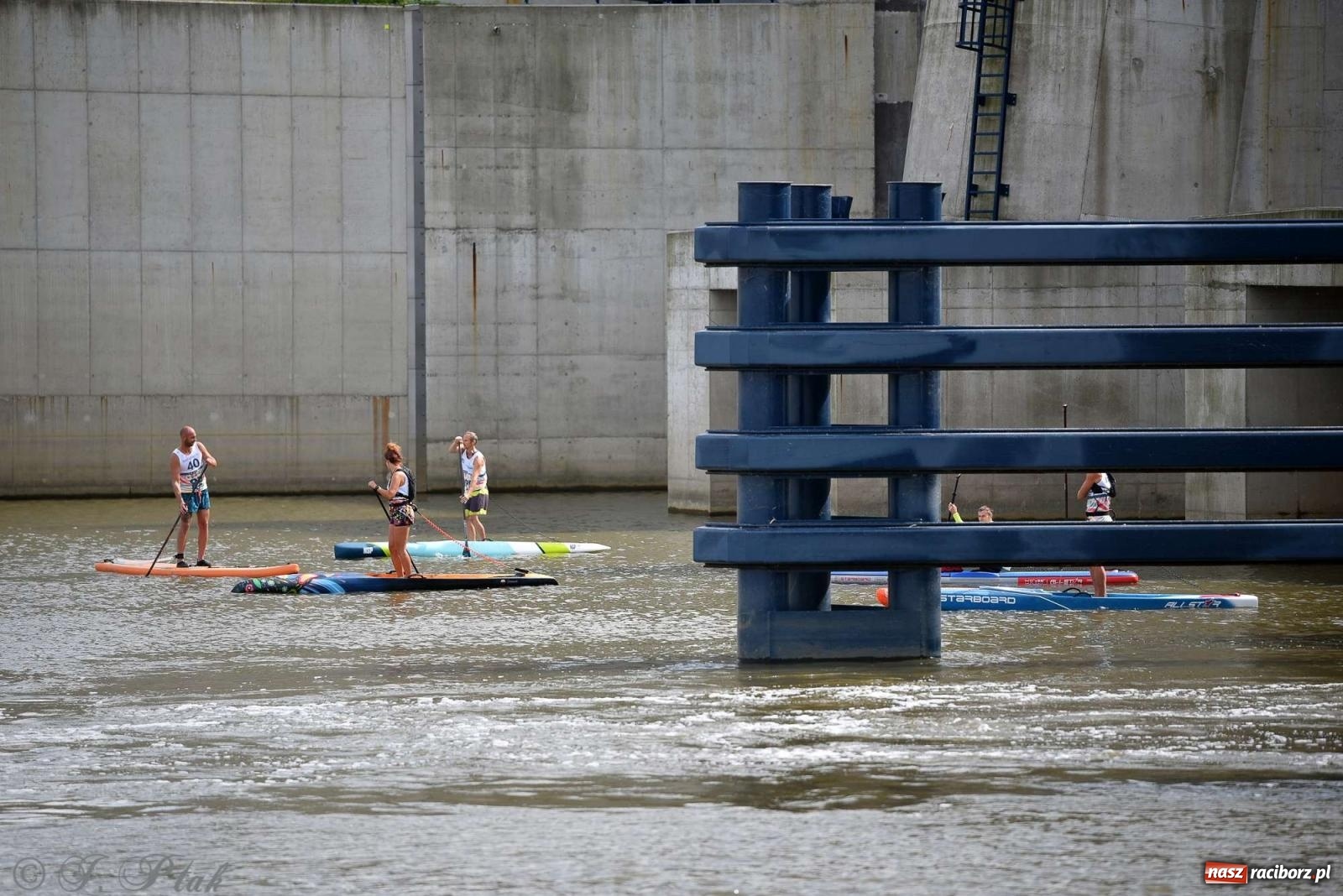 Zdjęcie w galerii na portalu naszraciborz.pl: Śmiałkowie pod zaporą. Najdłuższy dystans Odra Sup Cup 2023 [FOTO i WIDEO] wiadomości z regionu