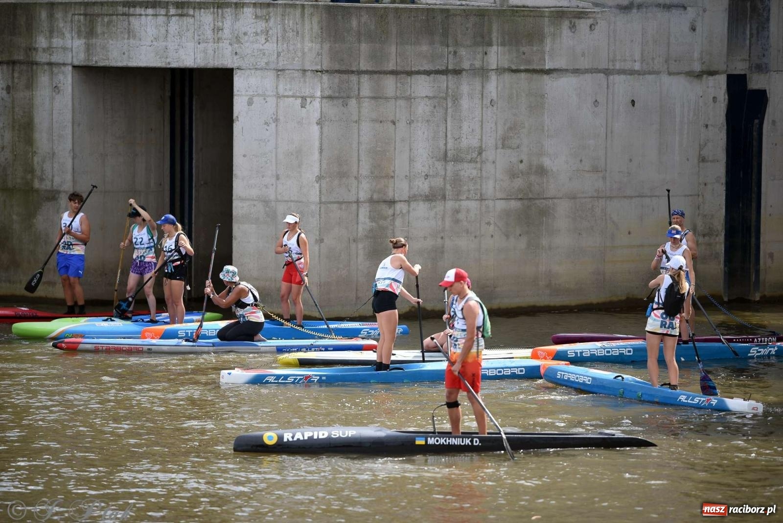 Zdjęcie w galerii na portalu naszraciborz.pl: Śmiałkowie pod zaporą. Najdłuższy dystans Odra Sup Cup 2023 [FOTO i WIDEO] wiadomości z regionu