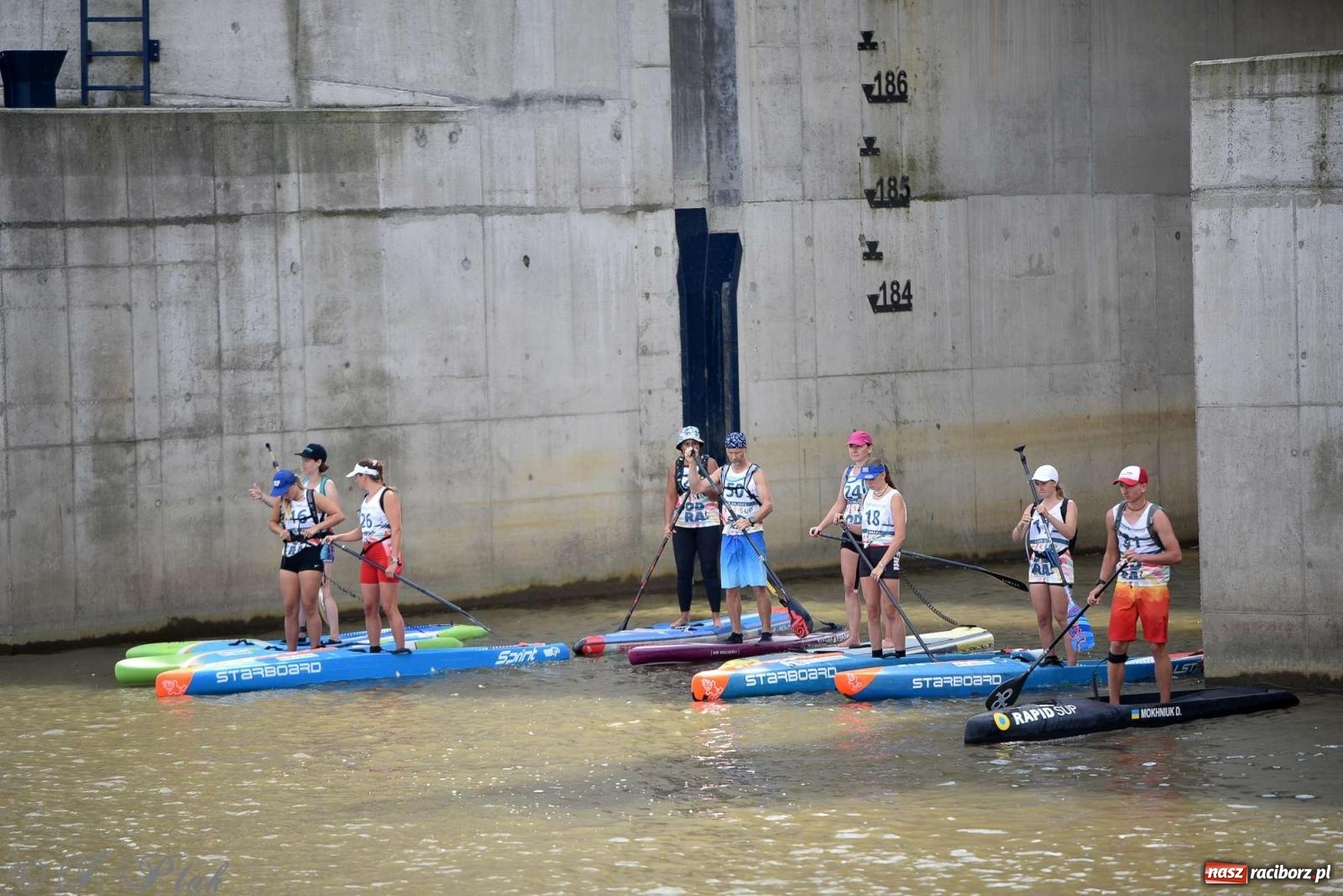 Zdjęcie w galerii na portalu naszraciborz.pl: Śmiałkowie pod zaporą. Najdłuższy dystans Odra Sup Cup 2023 [FOTO i WIDEO] wiadomości z regionu