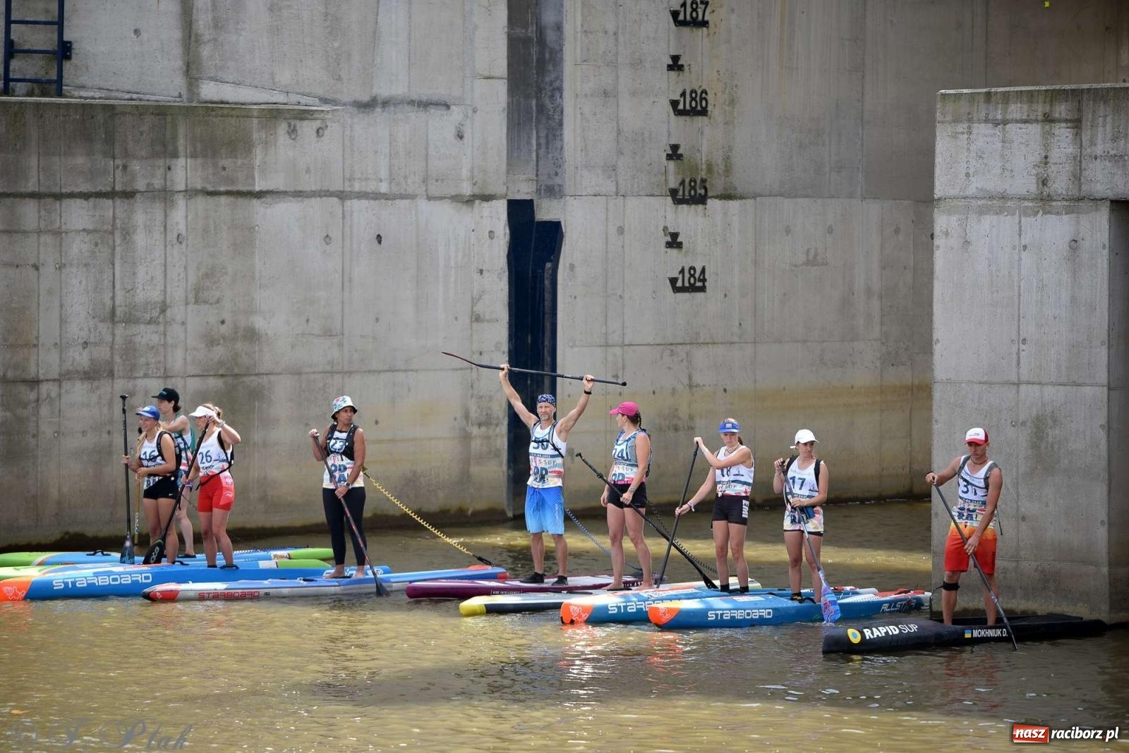 Zdjęcie w galerii na portalu naszraciborz.pl: Śmiałkowie pod zaporą. Najdłuższy dystans Odra Sup Cup 2023 [FOTO i WIDEO] wiadomości z regionu