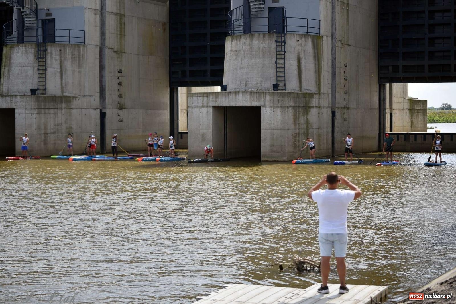 Zdjęcie w galerii na portalu naszraciborz.pl: Śmiałkowie pod zaporą. Najdłuższy dystans Odra Sup Cup 2023 [FOTO i WIDEO] wiadomości z regionu