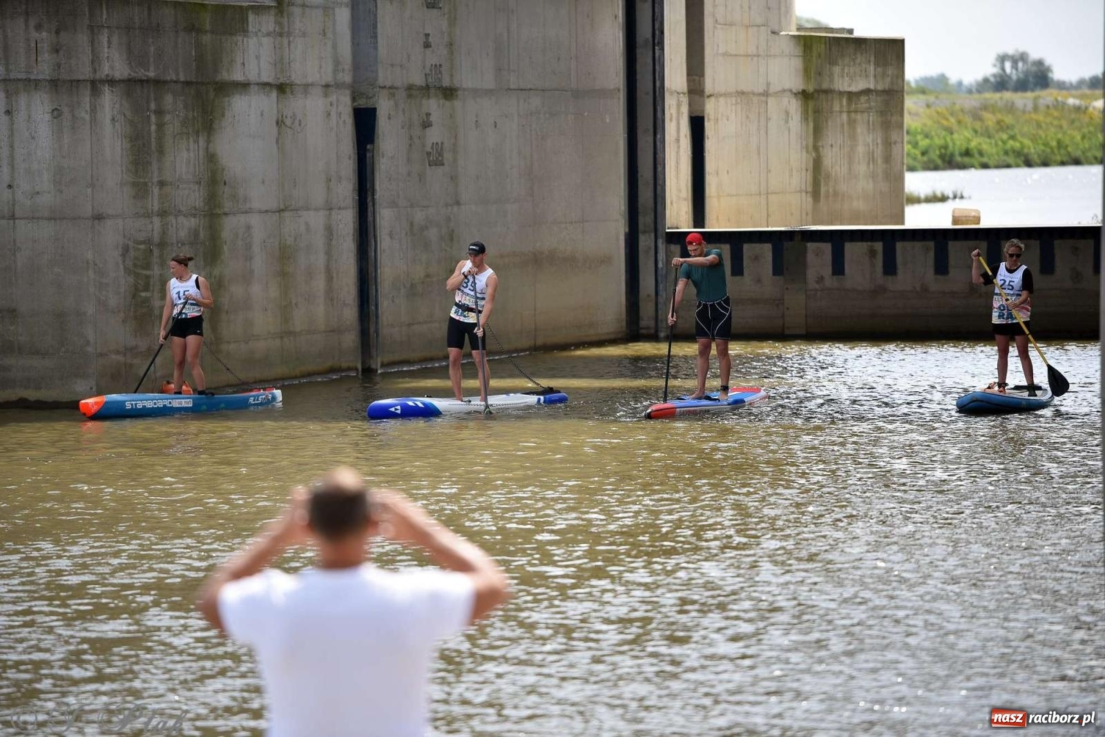 Zdjęcie w galerii na portalu naszraciborz.pl: Śmiałkowie pod zaporą. Najdłuższy dystans Odra Sup Cup 2023 [FOTO i WIDEO] wiadomości z regionu