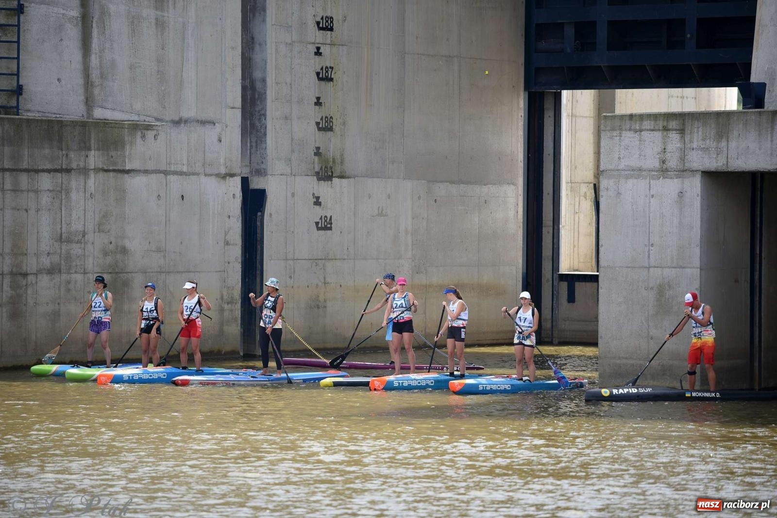 Zdjęcie w galerii na portalu naszraciborz.pl: Śmiałkowie pod zaporą. Najdłuższy dystans Odra Sup Cup 2023 [FOTO i WIDEO] wiadomości z regionu