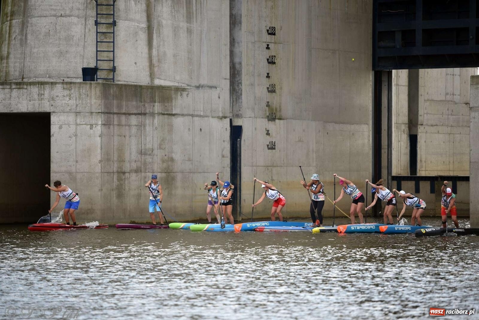 Zdjęcie w galerii na portalu naszraciborz.pl: Śmiałkowie pod zaporą. Najdłuższy dystans Odra Sup Cup 2023 [FOTO i WIDEO] wiadomości z regionu