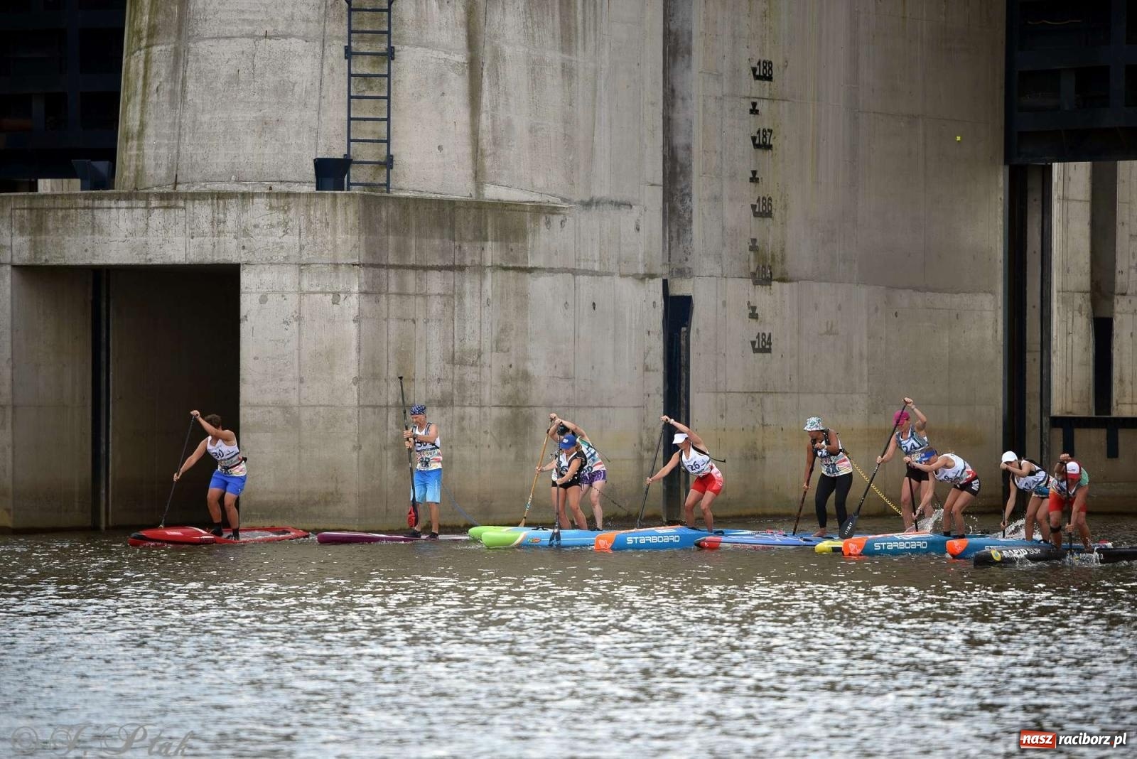 Zdjęcie w galerii na portalu naszraciborz.pl: Śmiałkowie pod zaporą. Najdłuższy dystans Odra Sup Cup 2023 [FOTO i WIDEO] wiadomości z regionu