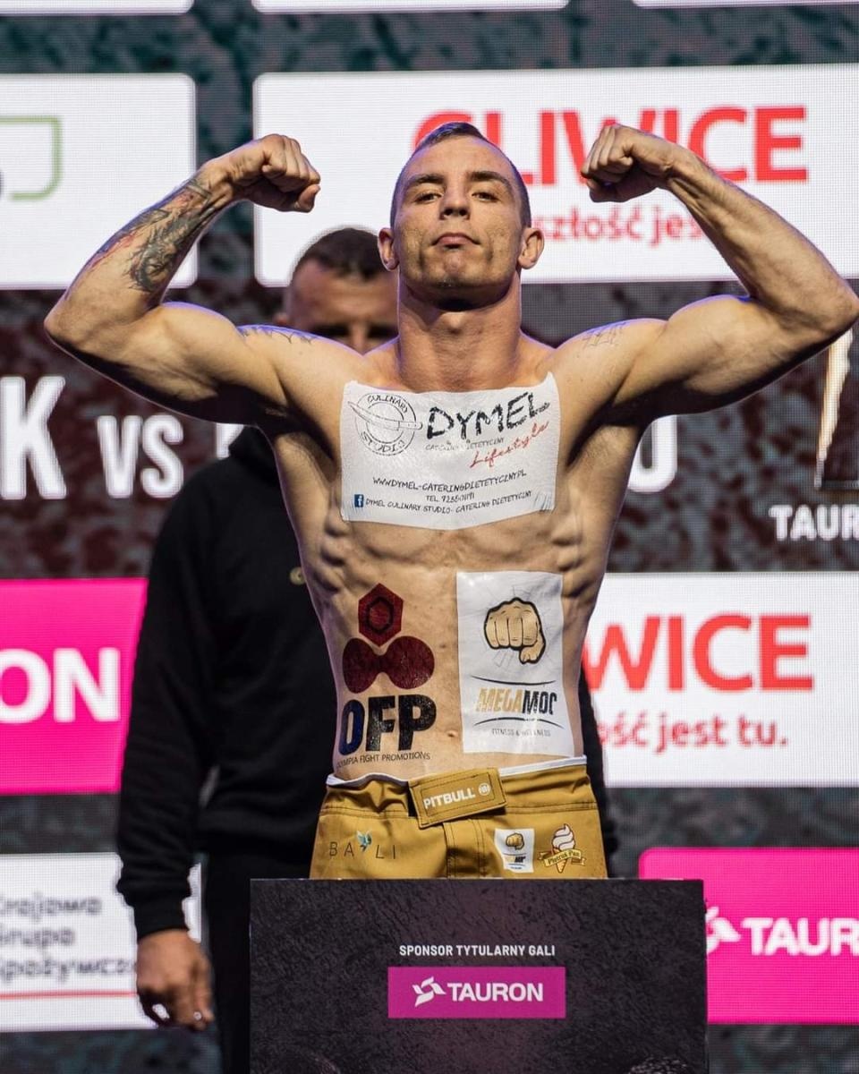 Zdjęcie w galerii na portalu naszraciborz.pl: Dawid Szulcek zadebiutował na gali FEN wiadomości z regionu