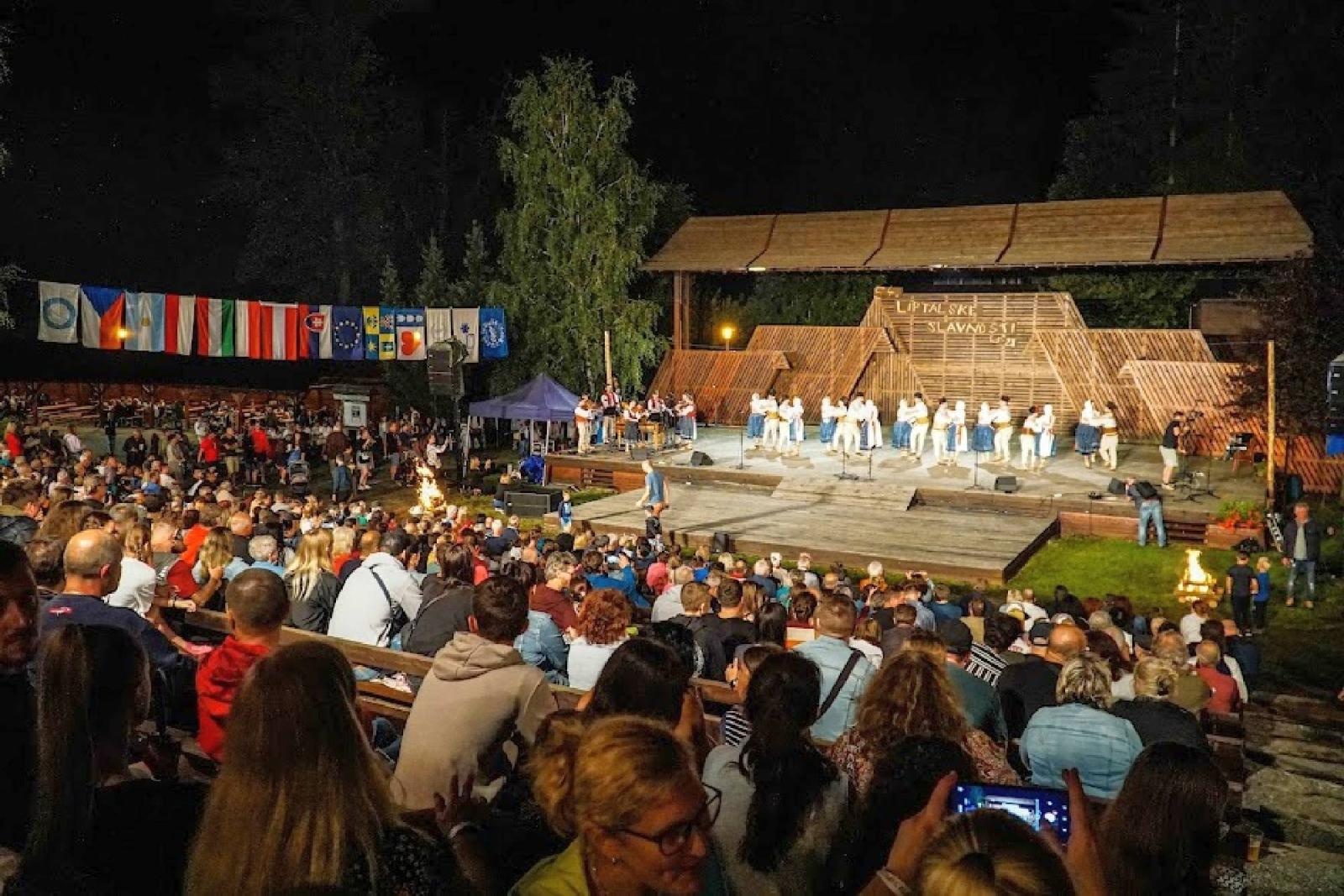 Zdjęcie w galerii na portalu naszraciborz.pl: Raciborzanie na czeskiej scenie razem z Argentyńczykami i Indonezyjczykami wiadomości z regionu