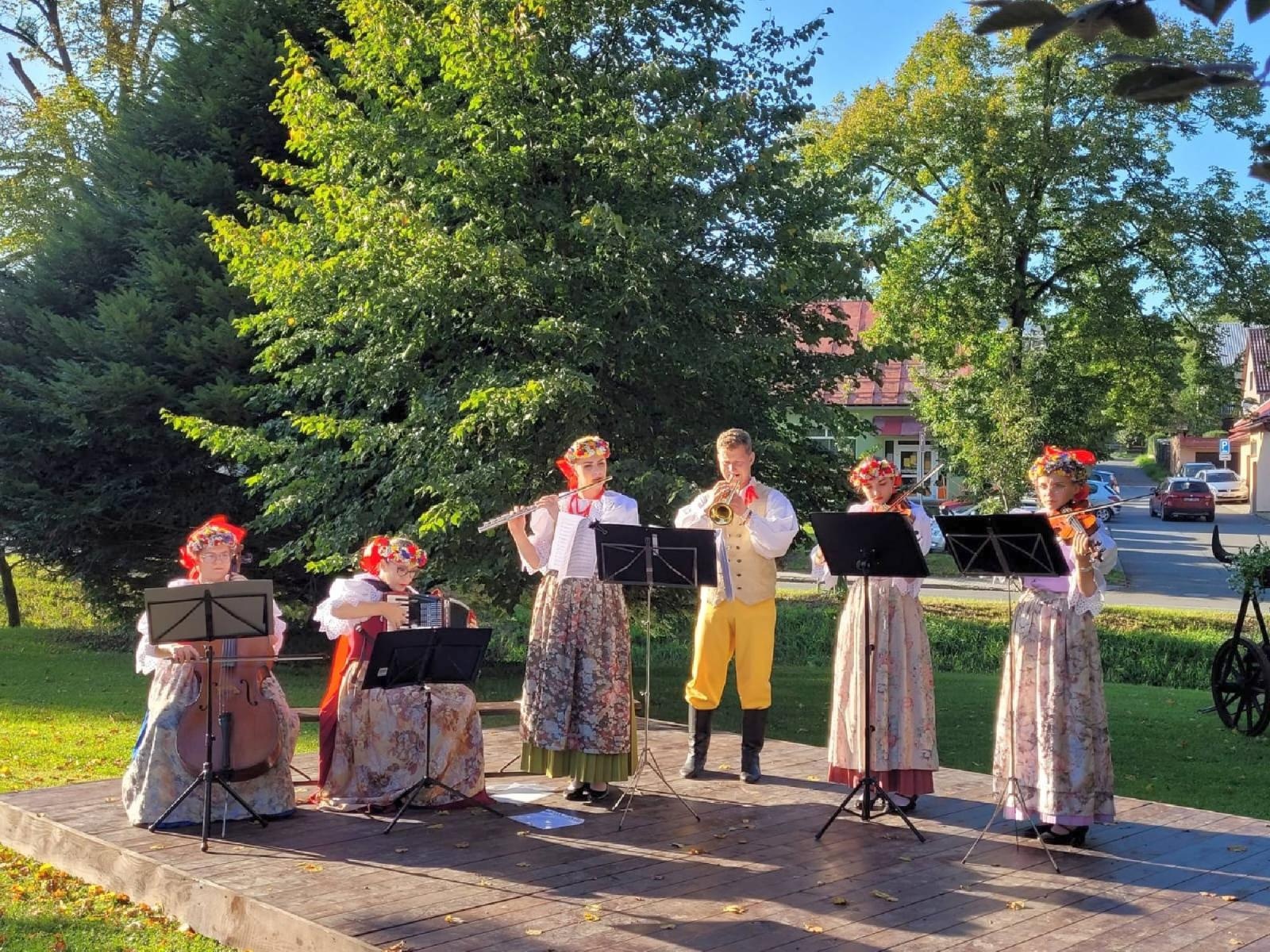 Zdjęcie w galerii na portalu naszraciborz.pl: Raciborzanie na czeskiej scenie razem z Argentyńczykami i Indonezyjczykami wiadomości z regionu