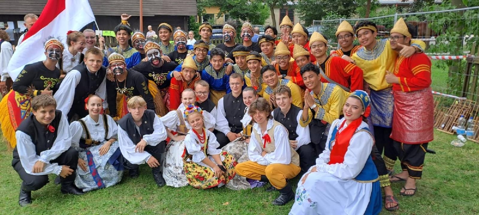 Zdjęcie w galerii na portalu naszraciborz.pl: Raciborzanie na czeskiej scenie razem z Argentyńczykami i Indonezyjczykami wiadomości z regionu