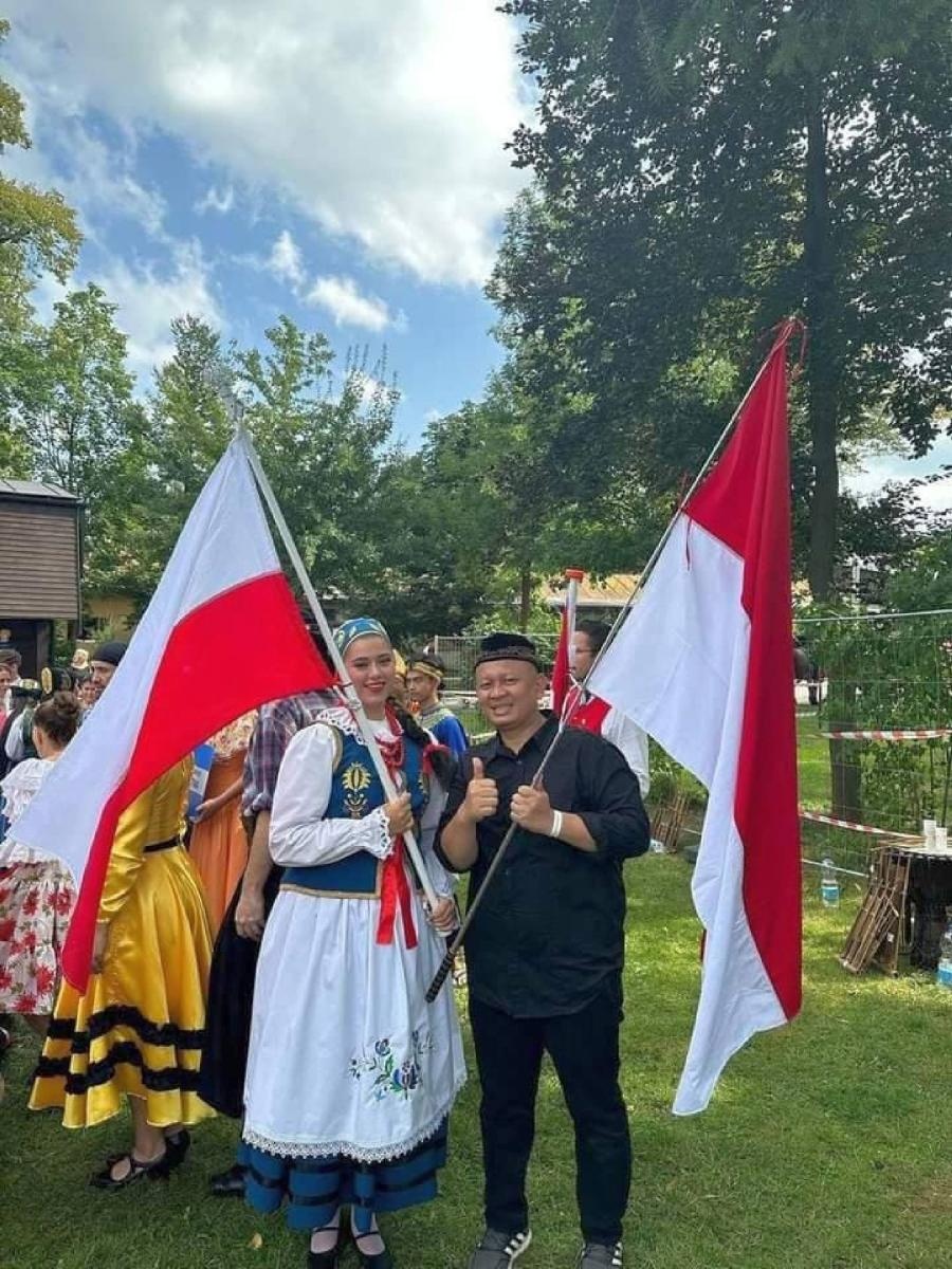 Zdjęcie w galerii na portalu naszraciborz.pl: Raciborzanie na czeskiej scenie razem z Argentyńczykami i Indonezyjczykami wiadomości z regionu