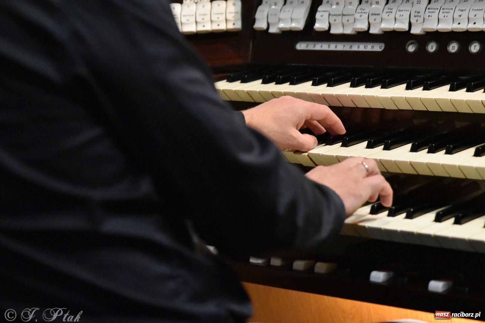 Zdjęcie w galerii na portalu naszraciborz.pl: W kręgu rodziny Bachów. Koncert w kościele farnym [FOTO i WIDEO] wiadomości z regionu