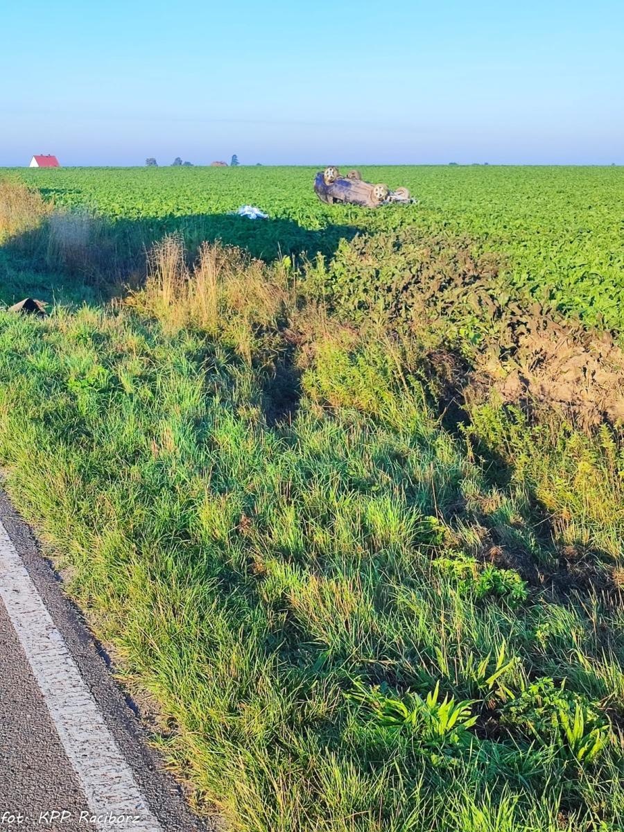 Zdjęcie w galerii na portalu naszraciborz.pl: Skoda fabia dachowała w Lekartowie [FOTO] wiadomości z regionu