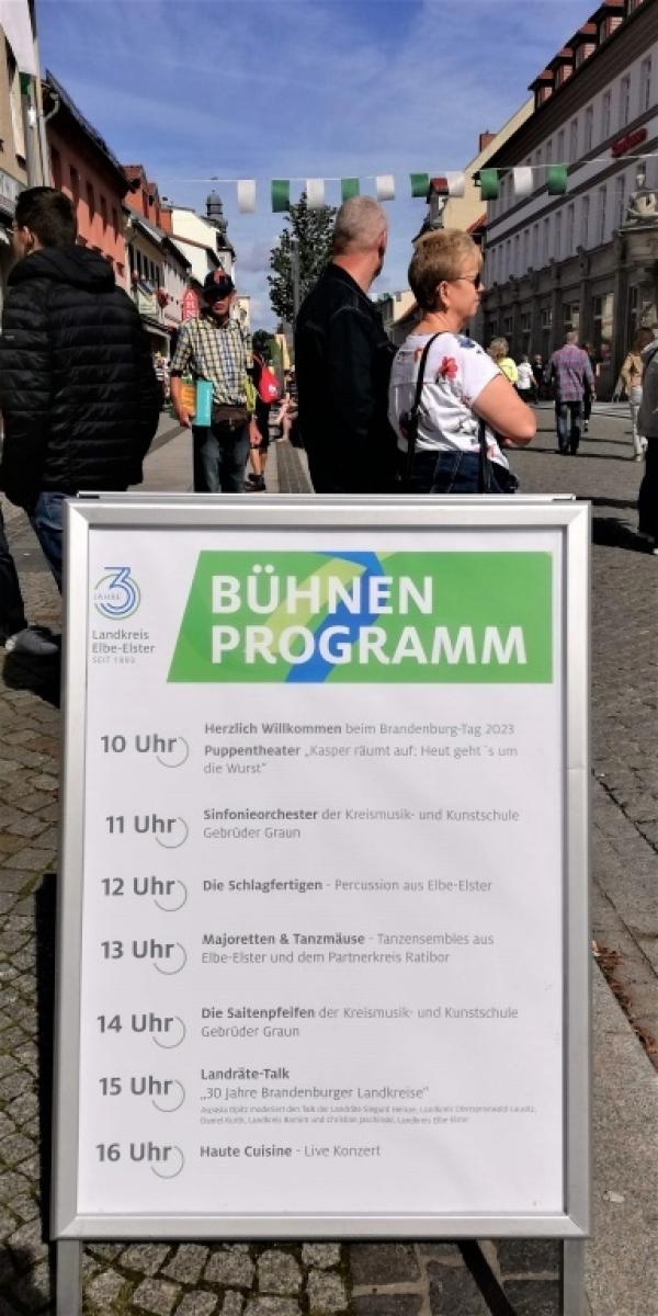 Zdjęcie w galerii na portalu naszraciborz.pl: Raciborskie mażoretki na 17. Dniu Brandenburgii wiadomości z regionu