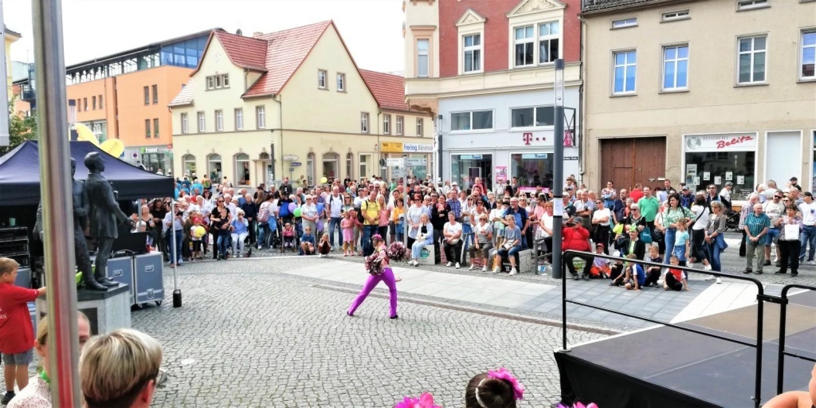 Zdjęcie w galerii na portalu naszraciborz.pl: Raciborskie mażoretki na 17. Dniu Brandenburgii wiadomości z regionu