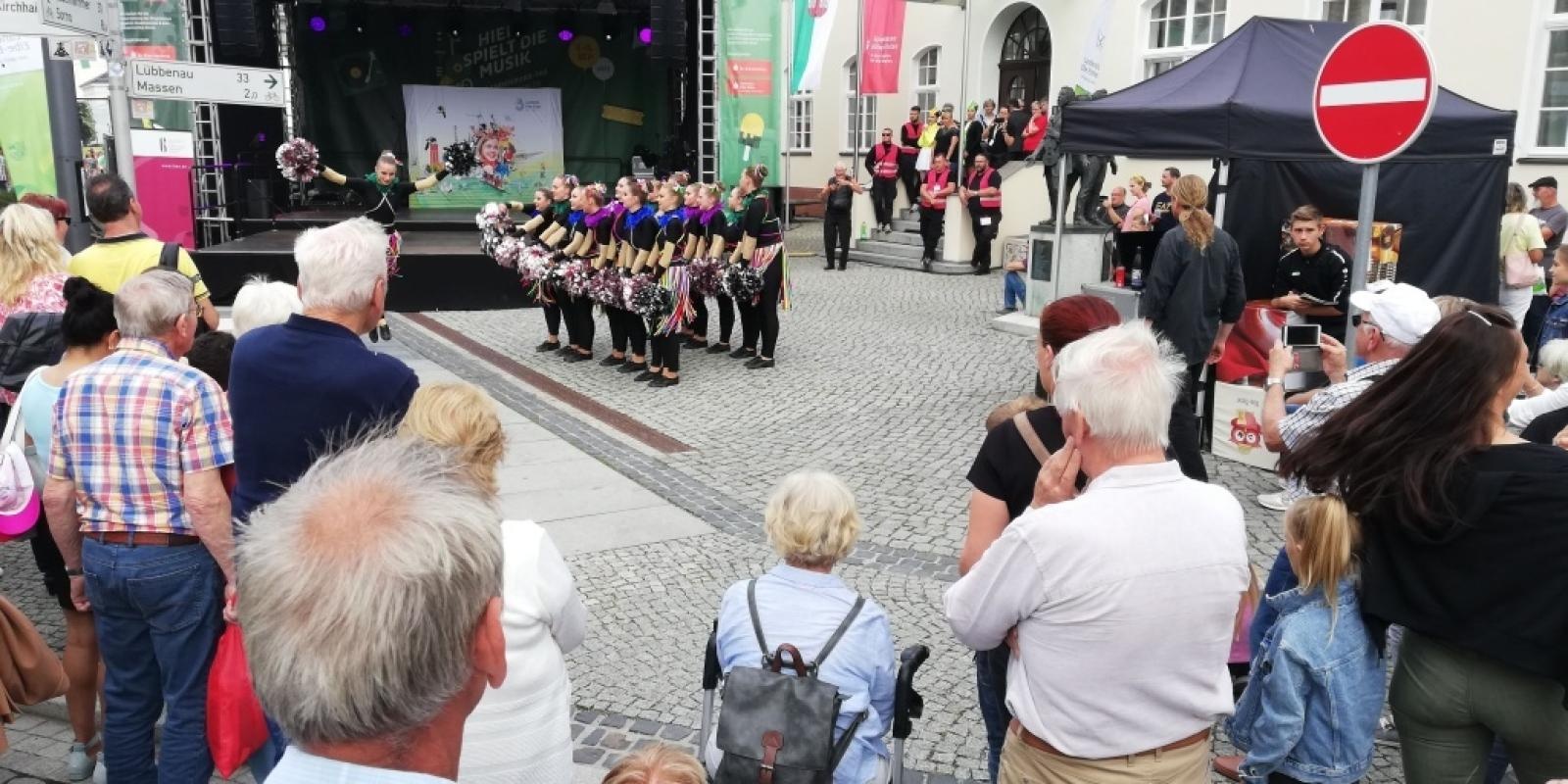 Zdjęcie w galerii na portalu naszraciborz.pl: Raciborskie mażoretki na 17. Dniu Brandenburgii wiadomości z regionu