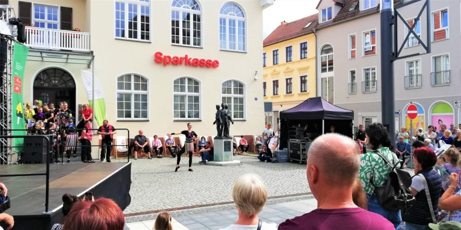 Zdjęcie w galerii na portalu naszraciborz.pl: Raciborskie mażoretki na 17. Dniu Brandenburgii wiadomości z regionu
