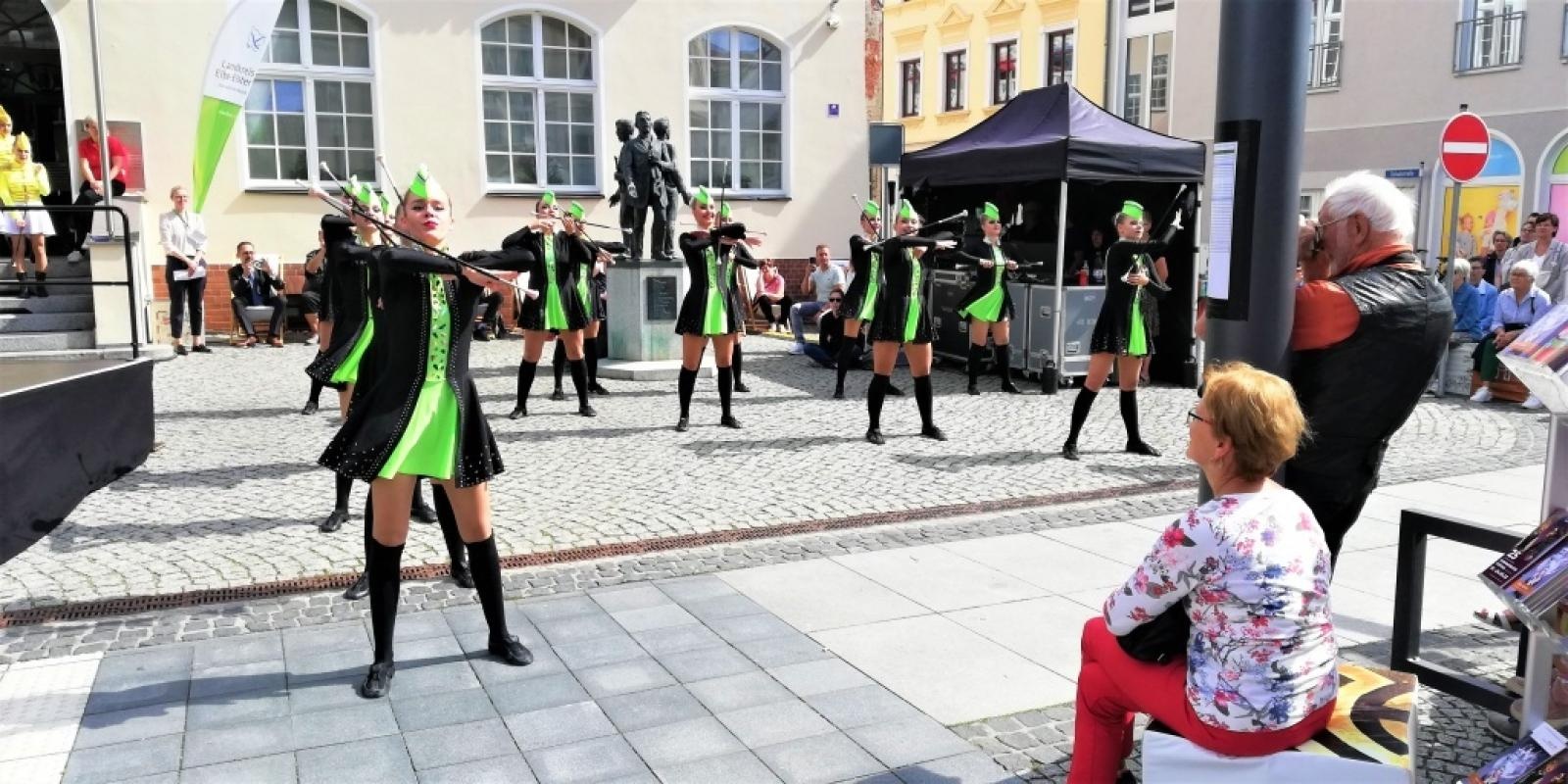 Zdjęcie w galerii na portalu naszraciborz.pl: Raciborskie mażoretki na 17. Dniu Brandenburgii wiadomości z regionu