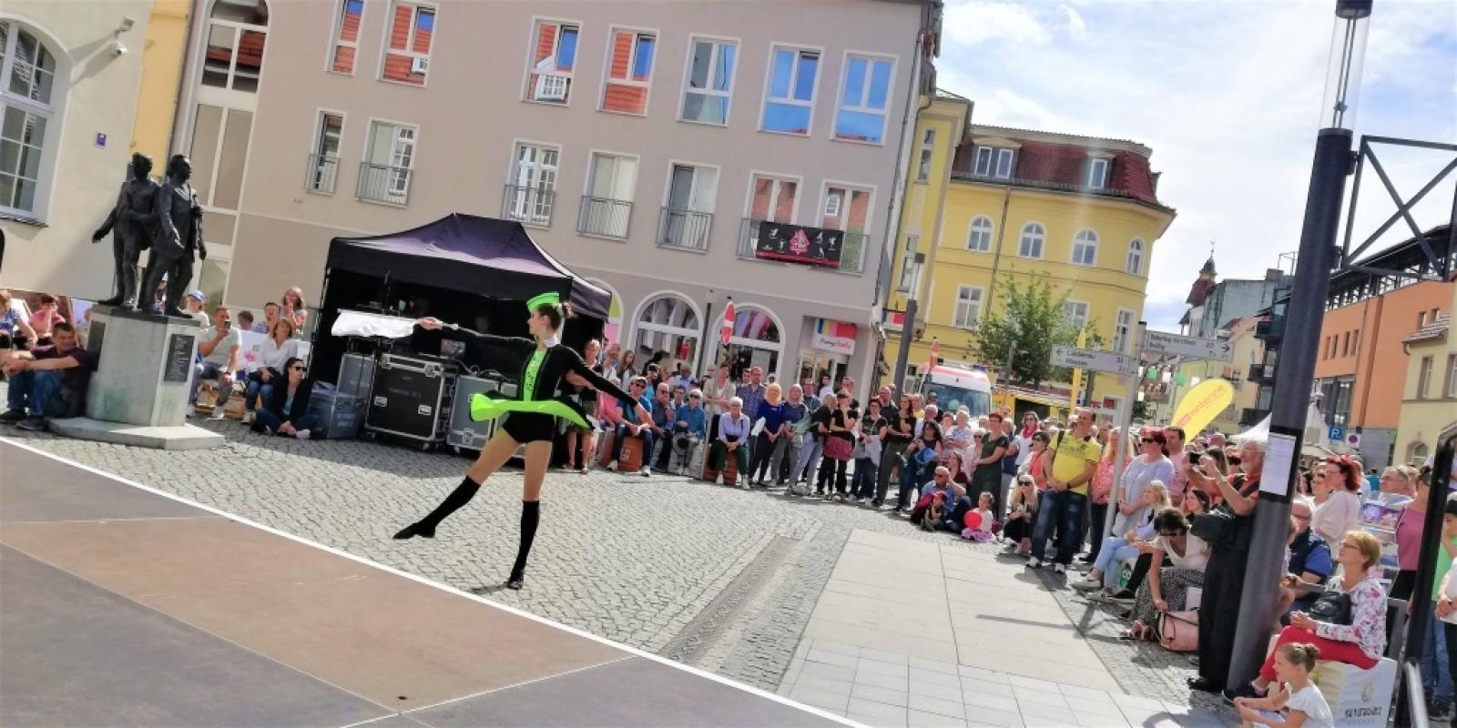 Zdjęcie w galerii na portalu naszraciborz.pl: Raciborskie mażoretki na 17. Dniu Brandenburgii wiadomości z regionu