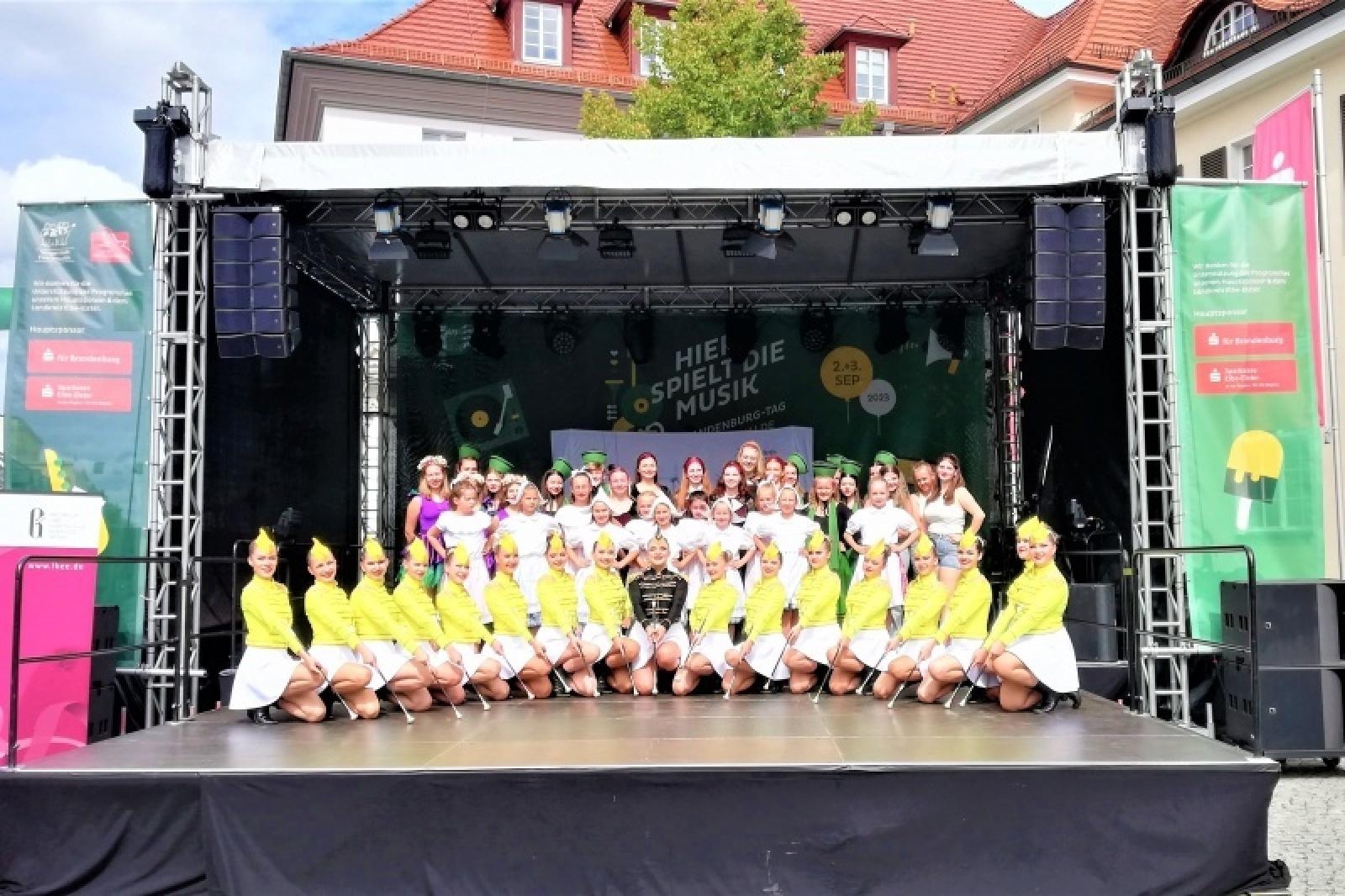 Zdjęcie w galerii na portalu naszraciborz.pl: Raciborskie mażoretki na 17. Dniu Brandenburgii wiadomości z regionu