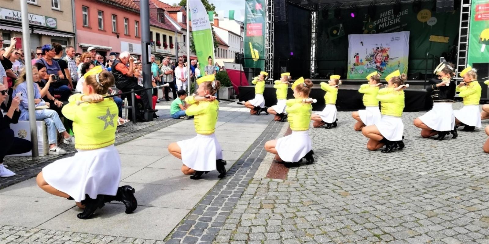Zdjęcie w galerii na portalu naszraciborz.pl: Raciborskie mażoretki na 17. Dniu Brandenburgii wiadomości z regionu
