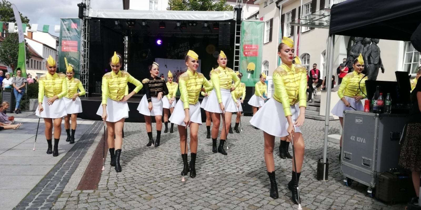 Zdjęcie w galerii na portalu naszraciborz.pl: Raciborskie mażoretki na 17. Dniu Brandenburgii wiadomości z regionu