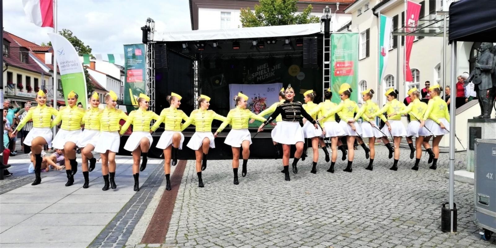 Zdjęcie w galerii na portalu naszraciborz.pl: Raciborskie mażoretki na 17. Dniu Brandenburgii wiadomości z regionu