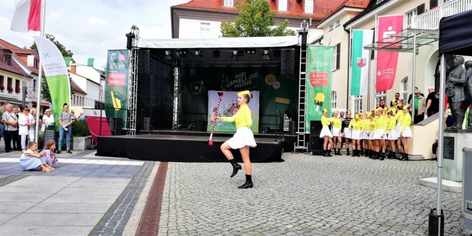 Zdjęcie w galerii na portalu naszraciborz.pl: Raciborskie mażoretki na 17. Dniu Brandenburgii wiadomości z regionu