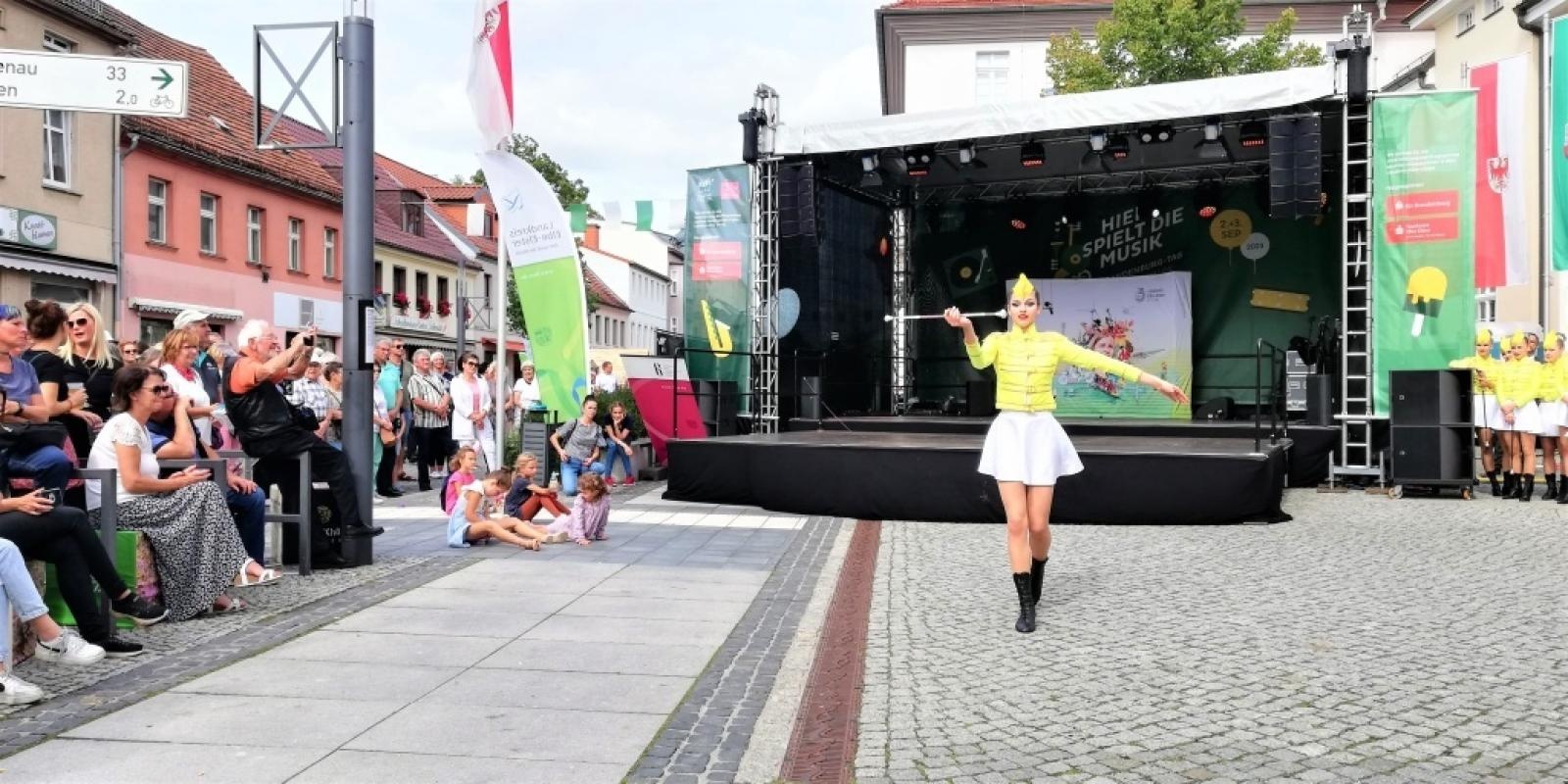 Zdjęcie w galerii na portalu naszraciborz.pl: Raciborskie mażoretki na 17. Dniu Brandenburgii wiadomości z regionu