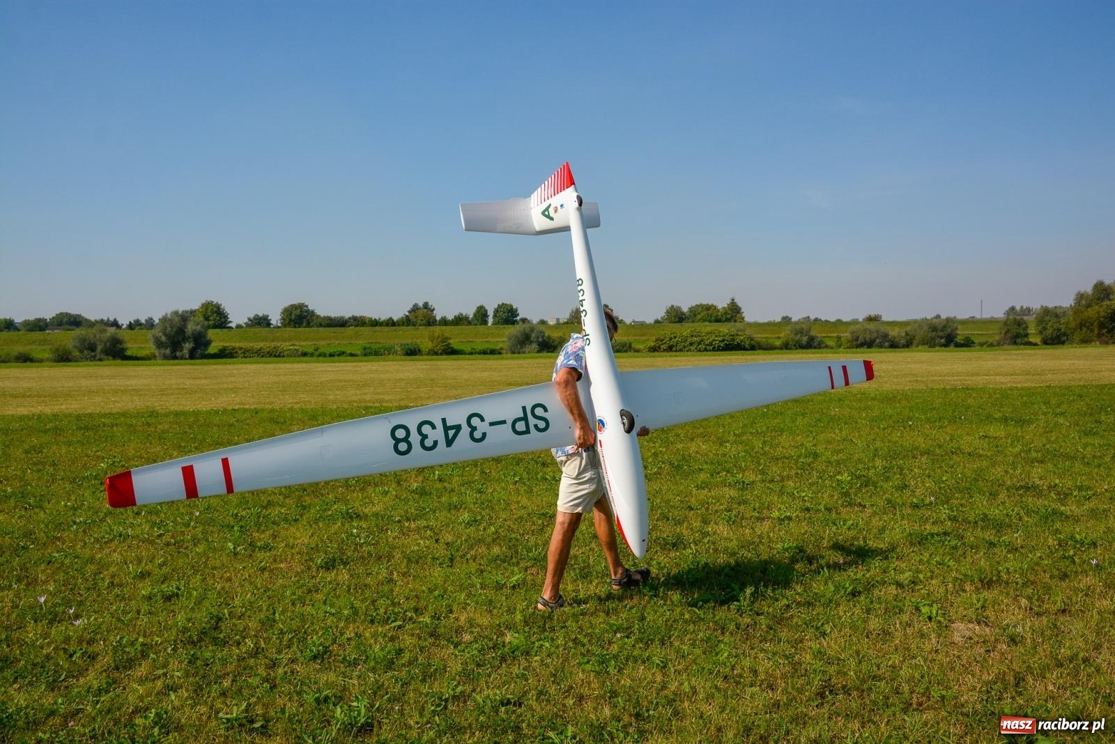 Zdjęcie w galerii na portalu naszraciborz.pl: Raciborskie air show idzie na rekord. Nad Ulgę zjechali modelarze z kilku krajów wiadomości z regionu