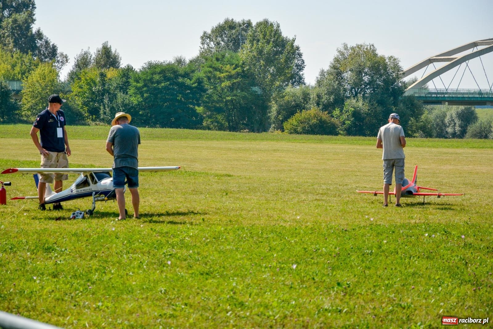 Zdjęcie w galerii na portalu naszraciborz.pl: Raciborskie air show idzie na rekord. Nad Ulgę zjechali modelarze z kilku krajów wiadomości z regionu