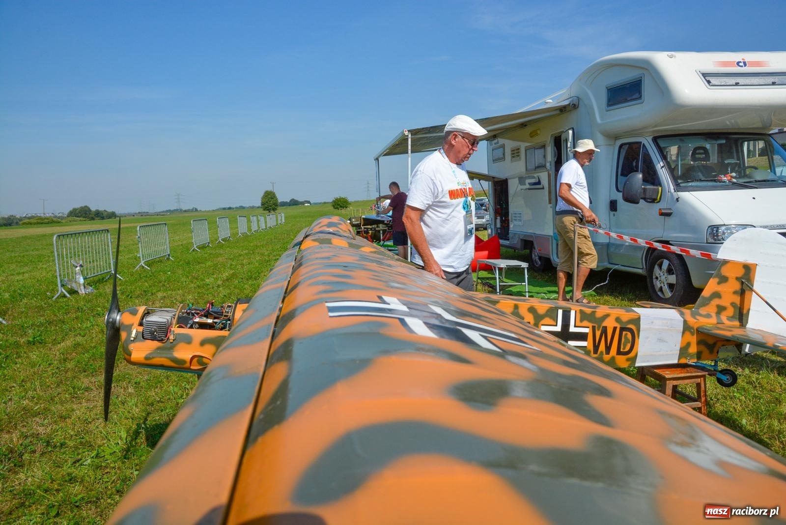 Zdjęcie w galerii na portalu naszraciborz.pl: Raciborskie air show idzie na rekord. Nad Ulgę zjechali modelarze z kilku krajów wiadomości z regionu