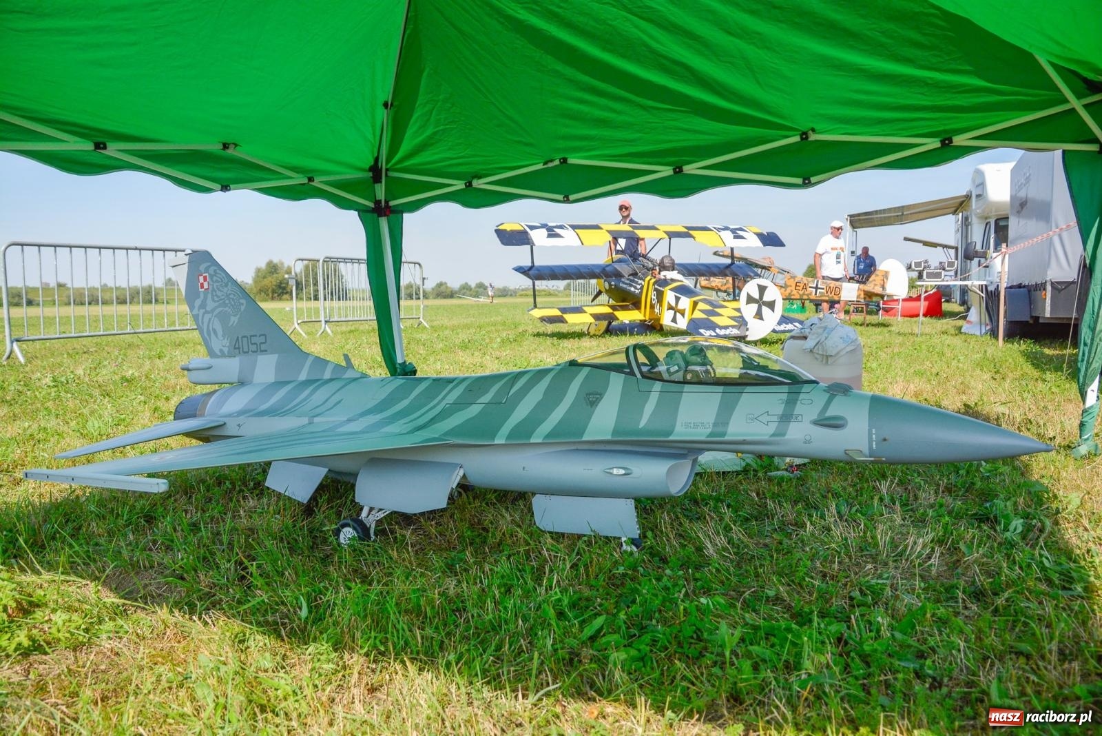 Zdjęcie w galerii na portalu naszraciborz.pl: Raciborskie air show idzie na rekord. Nad Ulgę zjechali modelarze z kilku krajów wiadomości z regionu