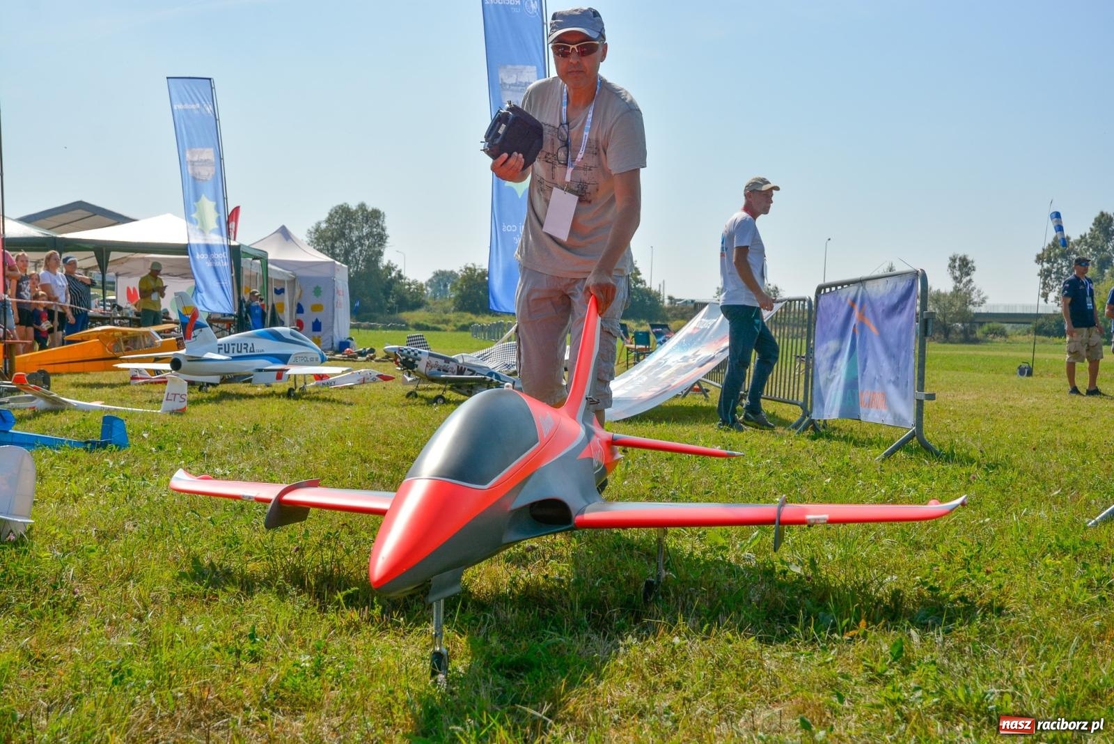 Zdjęcie w galerii na portalu naszraciborz.pl: Raciborskie air show idzie na rekord. Nad Ulgę zjechali modelarze z kilku krajów wiadomości z regionu