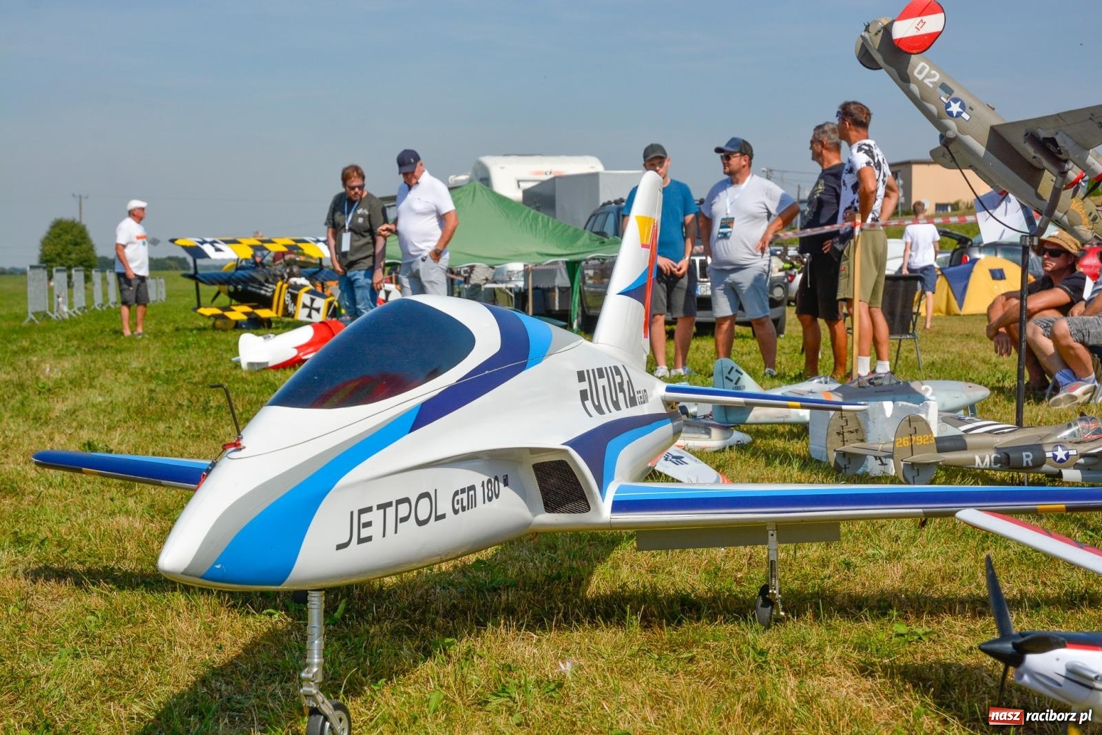 Zdjęcie w galerii na portalu naszraciborz.pl: Raciborskie air show idzie na rekord. Nad Ulgę zjechali modelarze z kilku krajów wiadomości z regionu